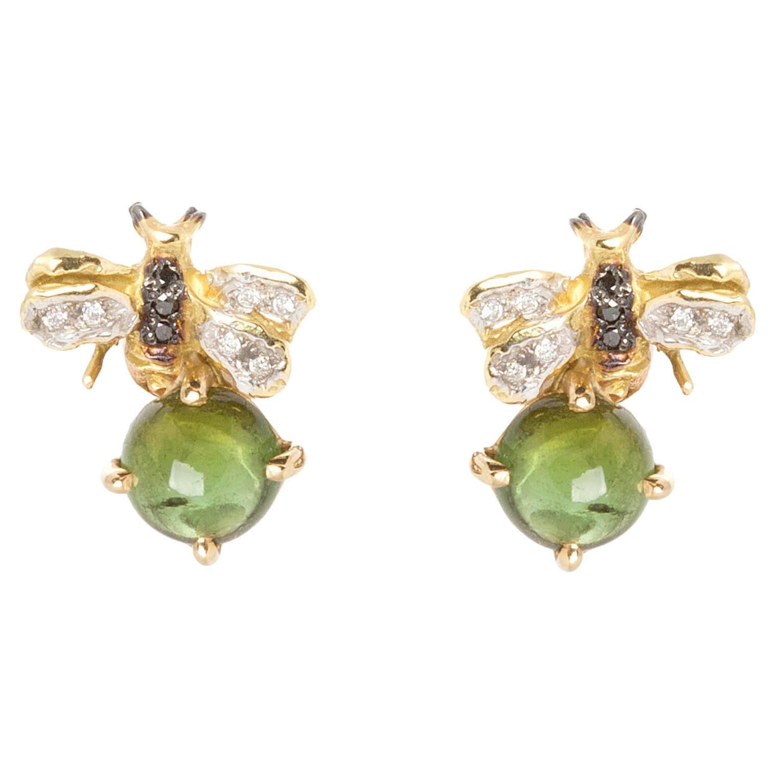 Clous d'oreilles en or 18 carats avec tourmaline verte taille ronde et diamants noirs et blancs en forme d'abeilles