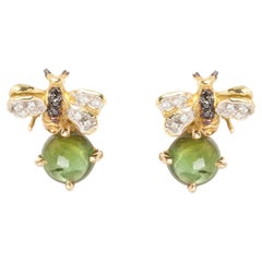 Clous d'oreilles en or 18 carats avec tourmaline verte taille ronde et diamants noirs et blancs en forme d'abeilles