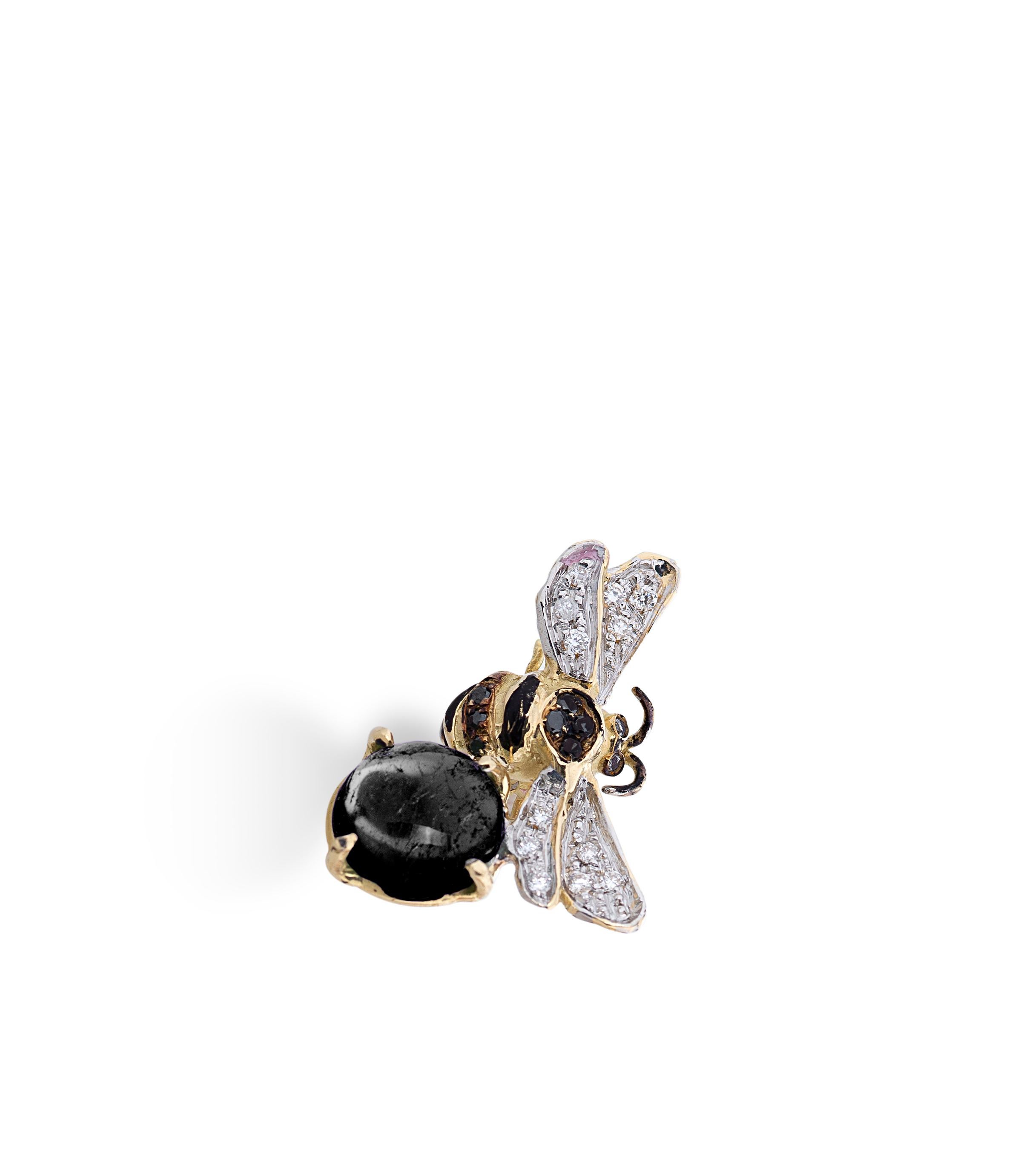 Women's 18 Karat Gold Round Cut Onyx 0.34 Karat White Black Diamond Bees Stud Earrings For Sale