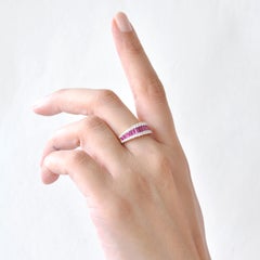 Alliance contemporaine en or 18 carats sertie d'un rubis et de diamants baguettes