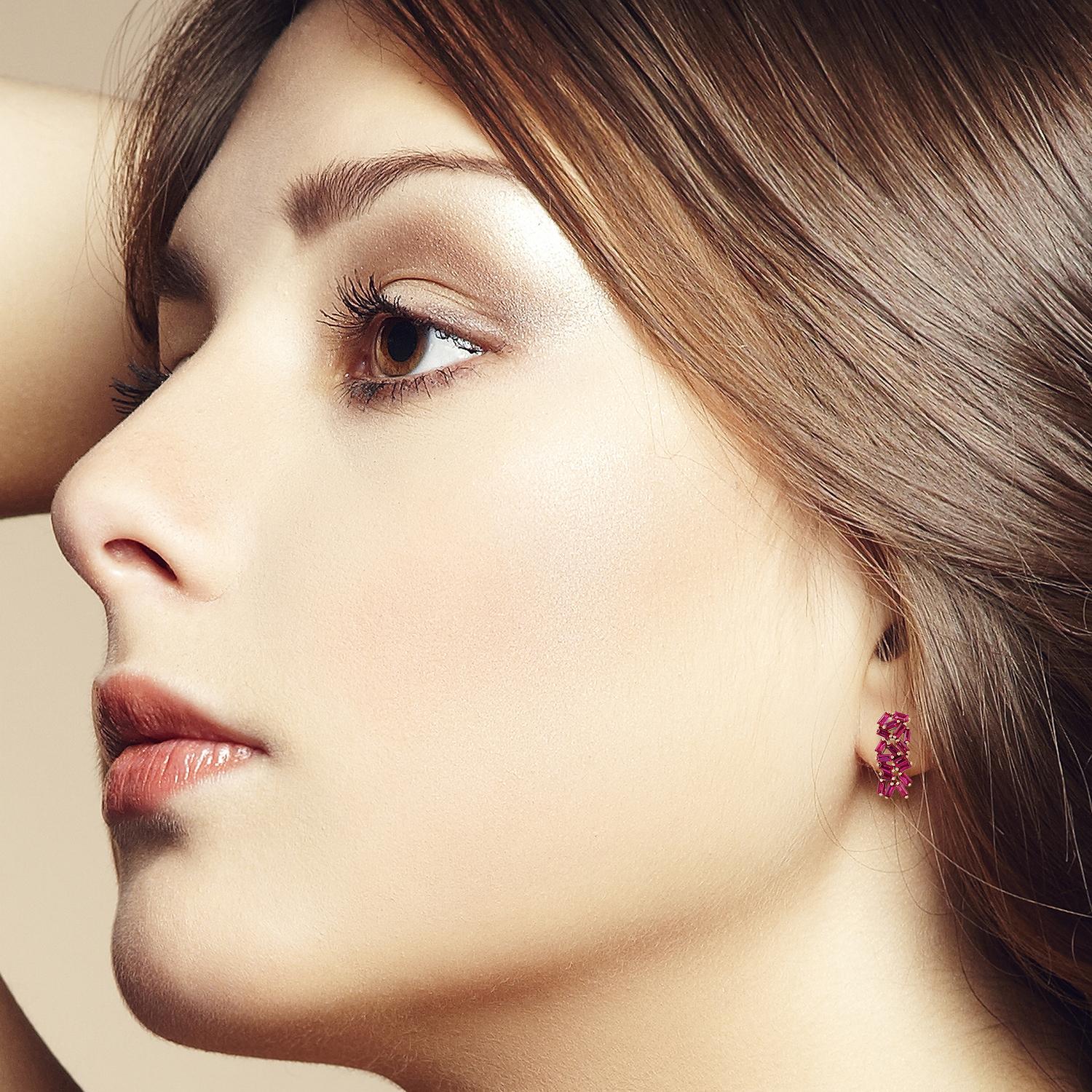 Coulées dans de l'or 14 carats, ces magnifiques boucles d'oreilles sont serties à la main de rubis baguettes de 1,8 carat.

SUIVRE  La vitrine de MEGHNA JEWELS pour découvrir la dernière collection et les pièces exclusives.  MEGHNA JEWELS est fière