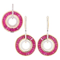 Ensemble collier et boucles d'oreilles à pendentifs circulaires en or 18 carats avec rubis, baguettes et diamants