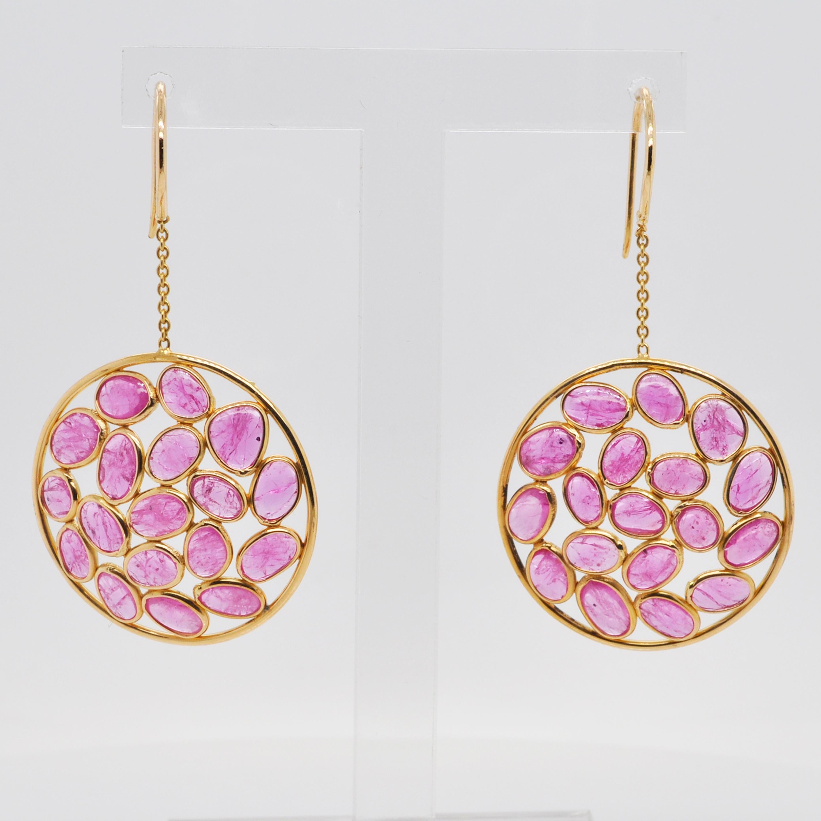 18 Karat Gold Ruby Circular Dangle Earrings In New Condition For Sale In Jaipur, Rajasthan