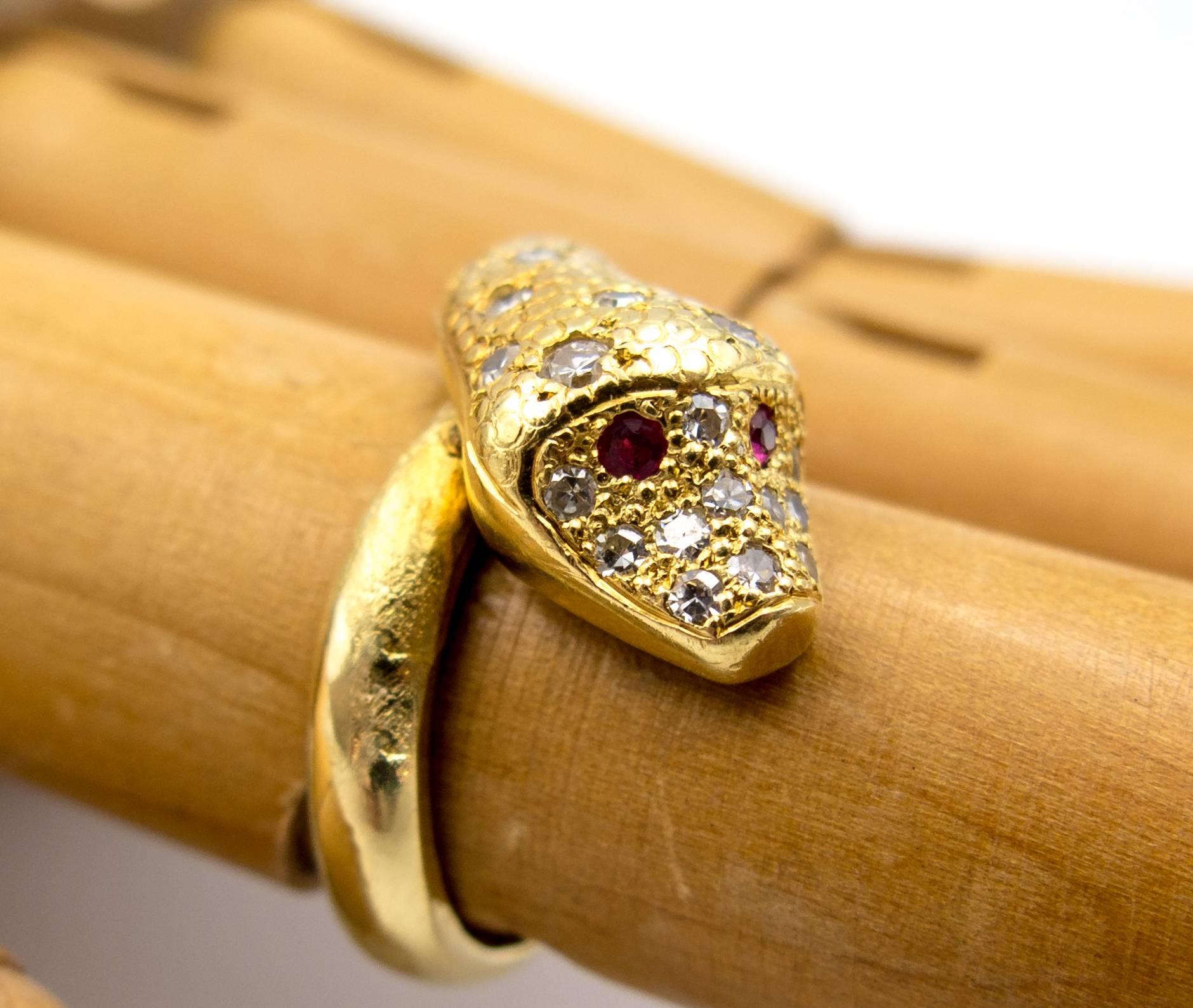 18 Karat Gold Ruby Diamond Snake Ring In Excellent Condition In New York, NY