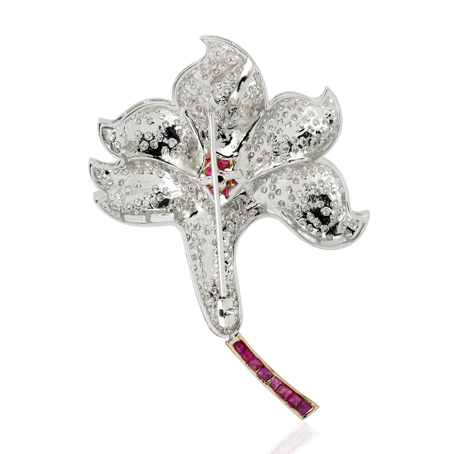 Coulée dans l'or 18 carats, cette superbe broche est sertie à la main de 1,57 carats de rubis et de 3,29 carats de diamants étincelants.

SUIVRE  La vitrine de MEGHNA JEWELS pour découvrir la dernière collection et les pièces exclusives.  MEGHNA