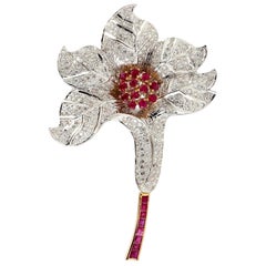 Broche tulipán de oro de 18 quilates con diamantes y rubíes