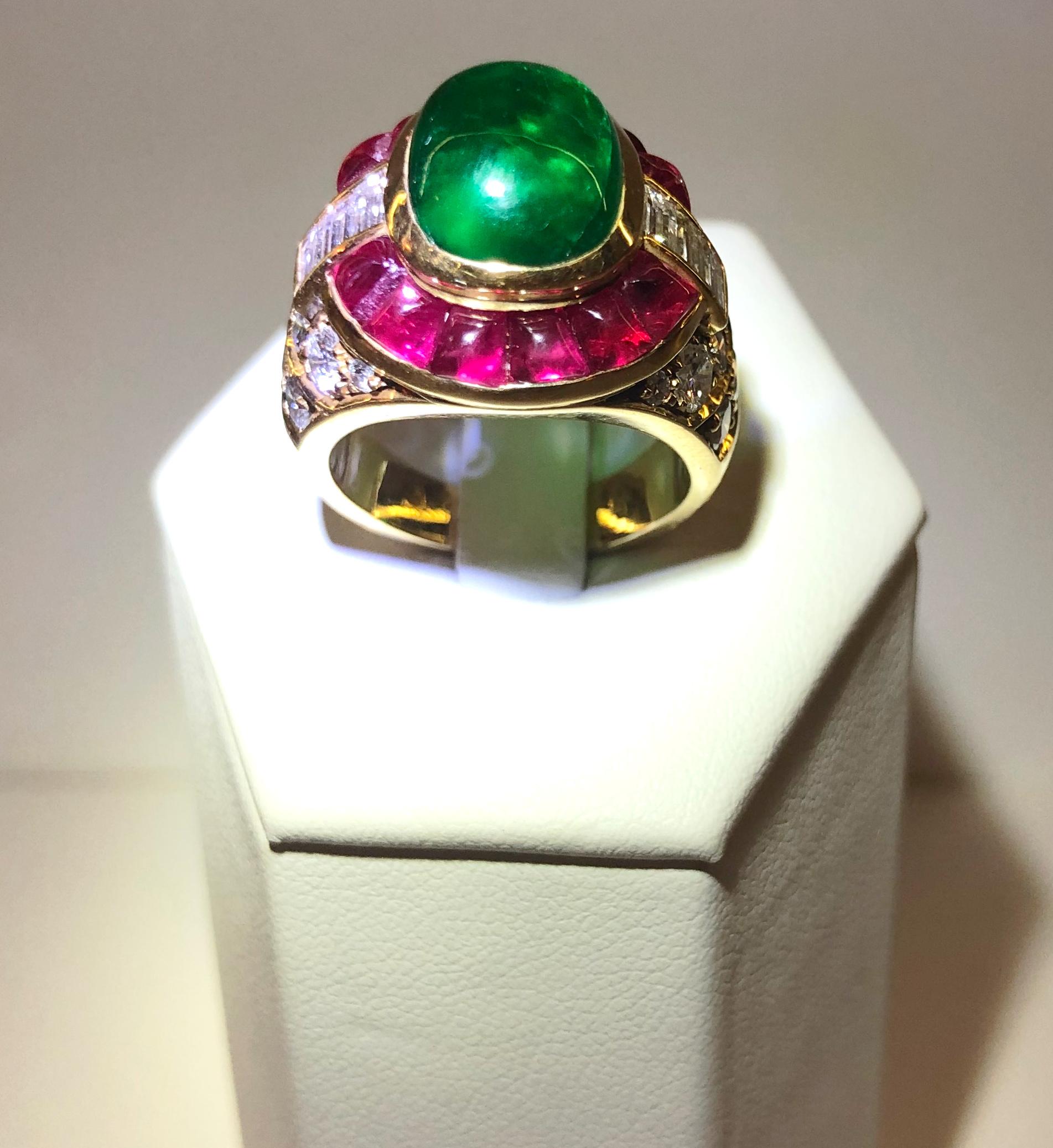 Vintage 18 karat yellow gold ring, with 3.7 karats of emerald and rubies in Cabochon cut, and 2 karats of diamonds in Baguette cut, Italy 1960s
Ring size US 6