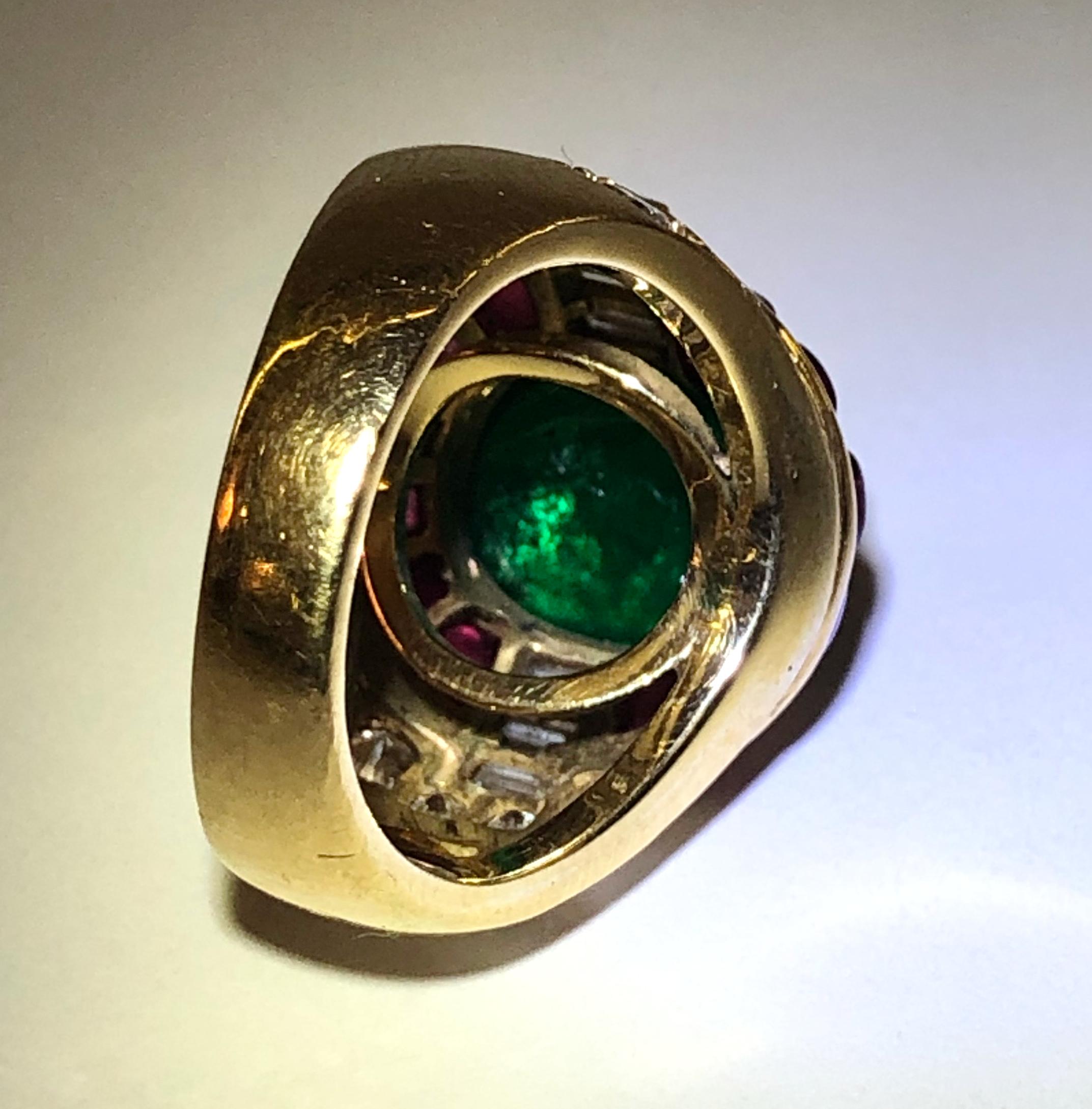 Anello in oro 18 carati con rubino, smeraldo e diamanti in vendita 1