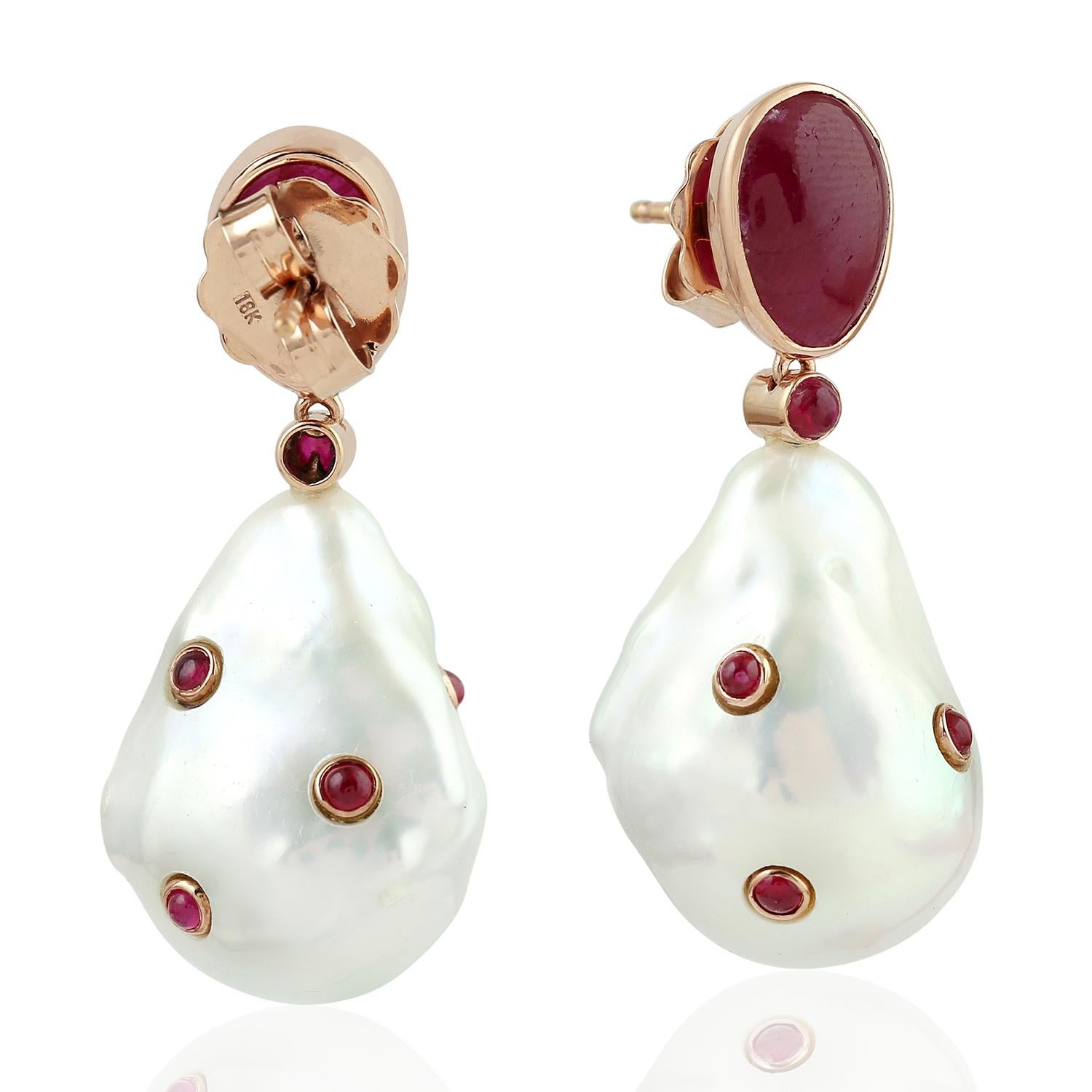 Moderne Boucles d'oreilles en or 18 carats avec perles et rubis en vente