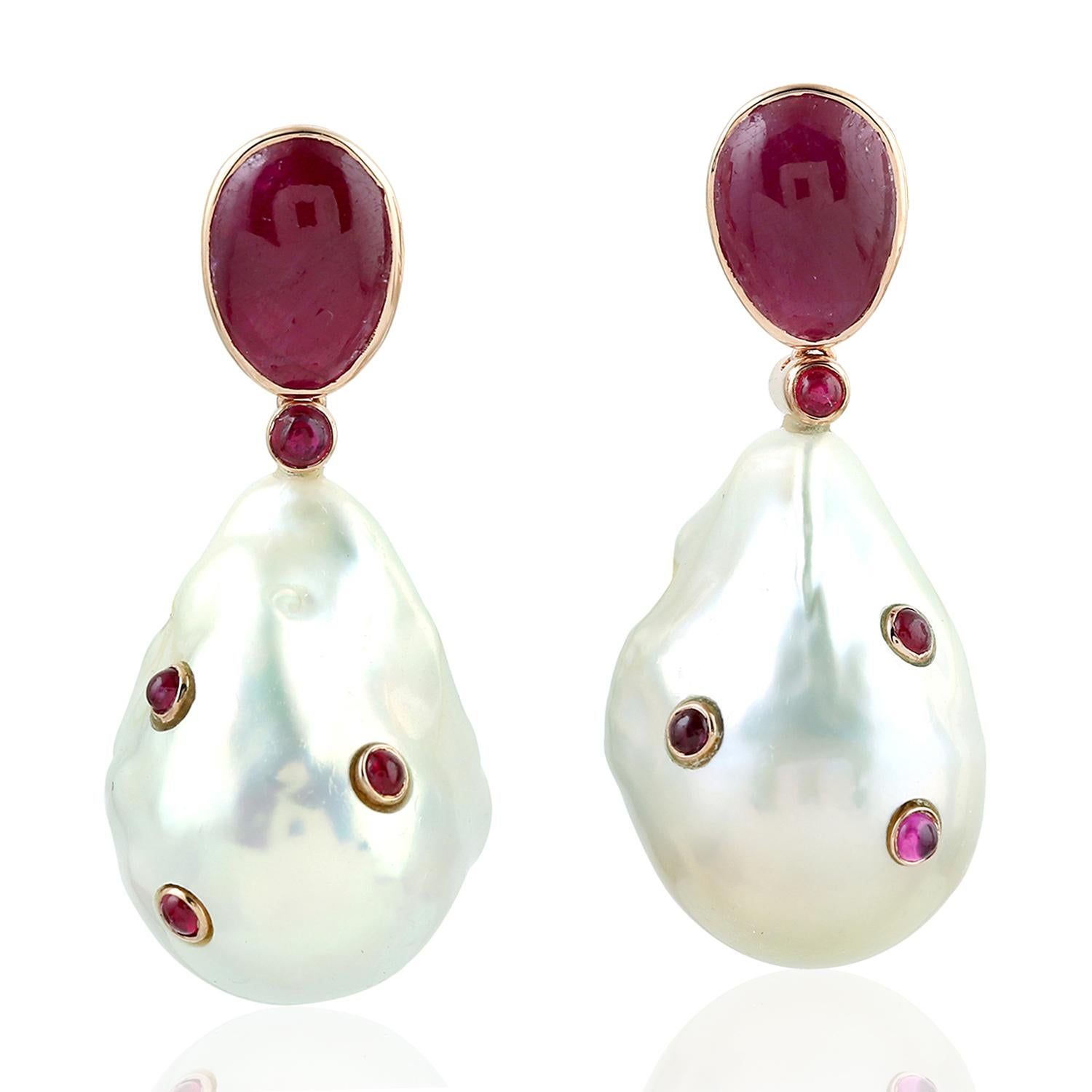 Taille mixte Boucles d'oreilles en or 18 carats avec perles et rubis en vente