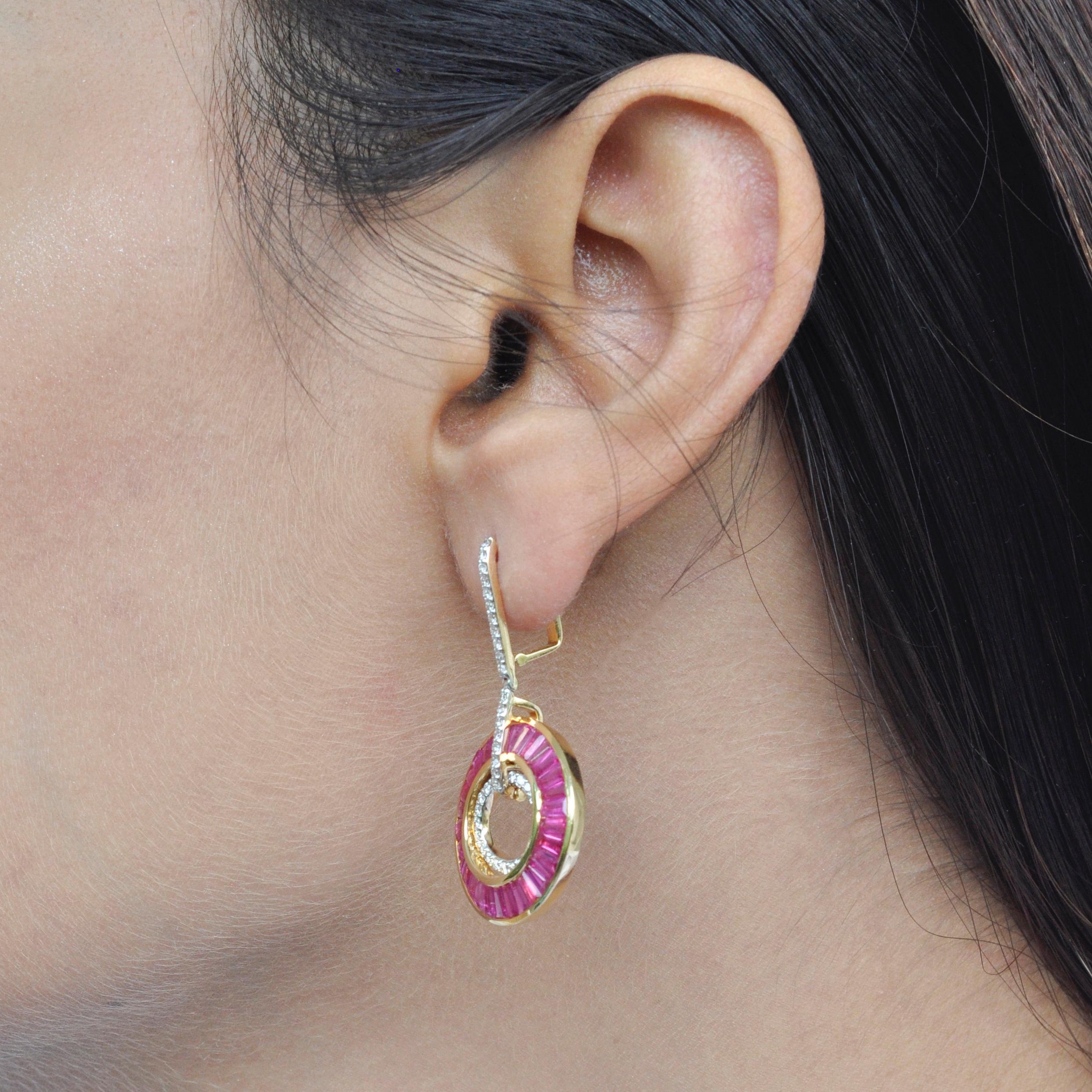 Pendants d'oreilles circulaires Art déco en or 18 carats avec baguettes effilées, rubis et diamants Pour femmes en vente