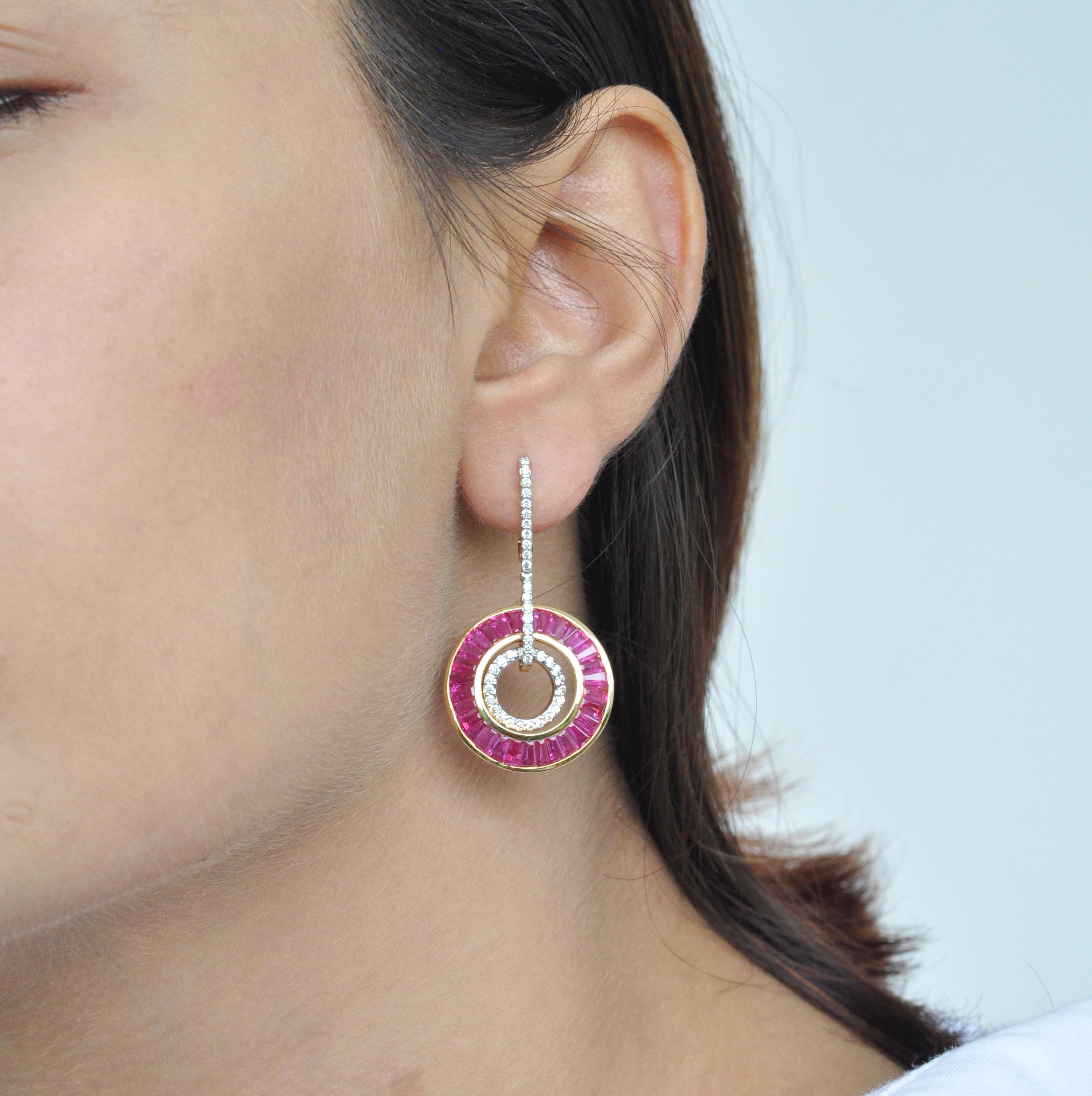 boucles d'oreilles pendantes circulaires en or 18 carats de style art-déco avec rubis, baguettes effilées et diamants.

Cette extraordinaire boucle d'oreille en rubis rouge cramoisi, de style art déco, est fascinante. Une sélection méticuleuse de 60