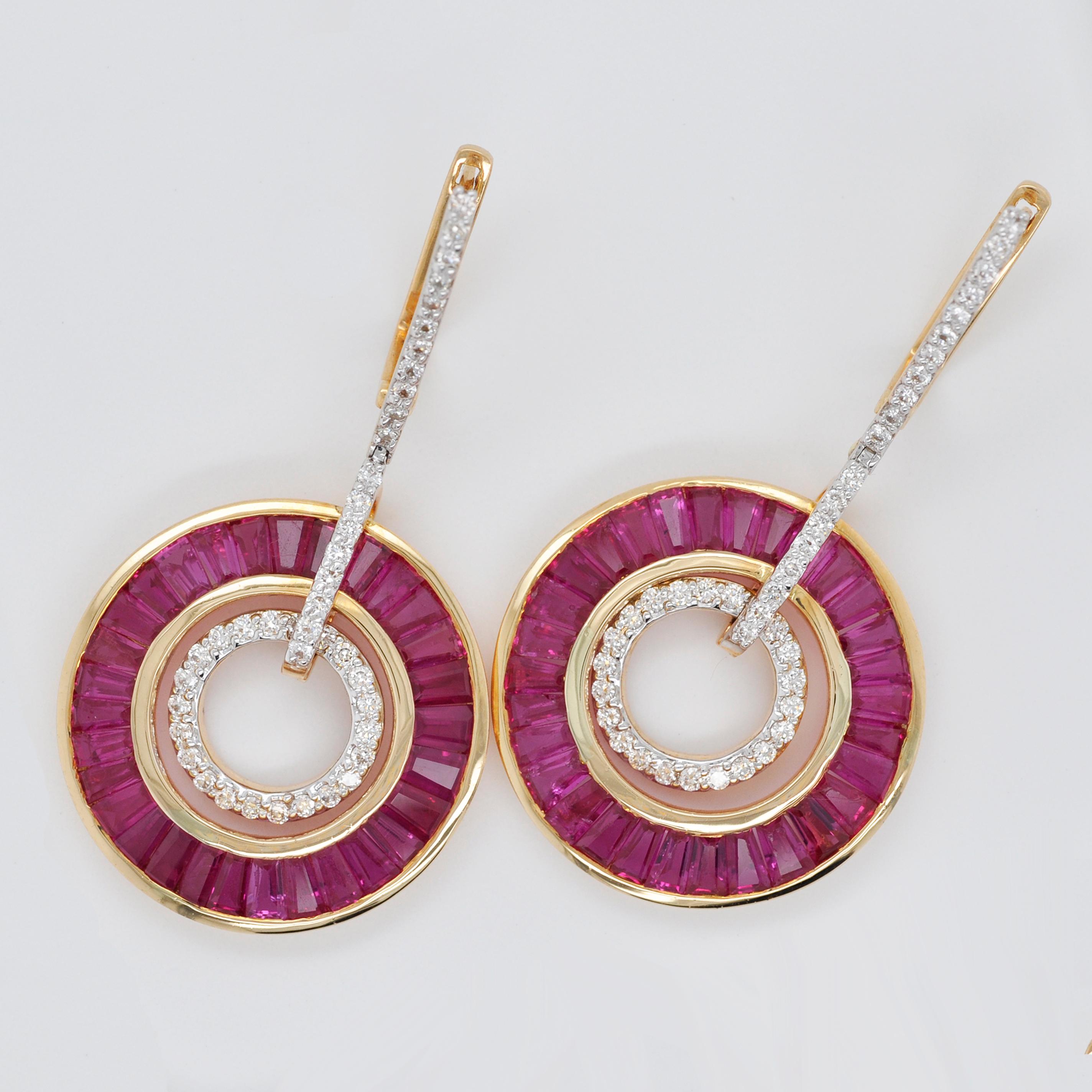 Pendants d'oreilles circulaires Art déco en or 18 carats avec baguettes effilées, rubis et diamants en vente 1