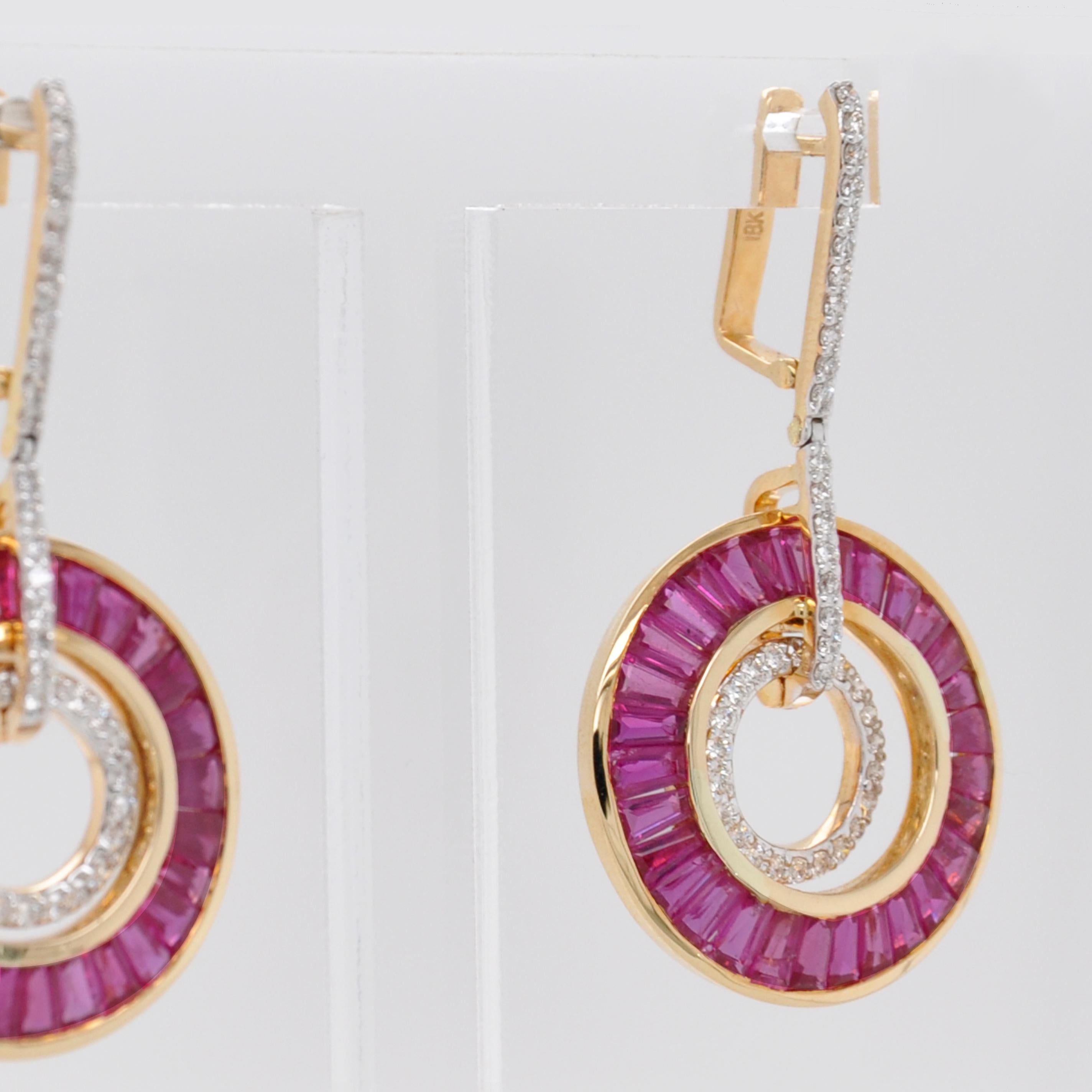 18 Karat Gold Tapered Baguettes Ruby Diamond Art-Deco Circular Dangle Earrings In New Condition For Sale In Jaipur, Rajasthan