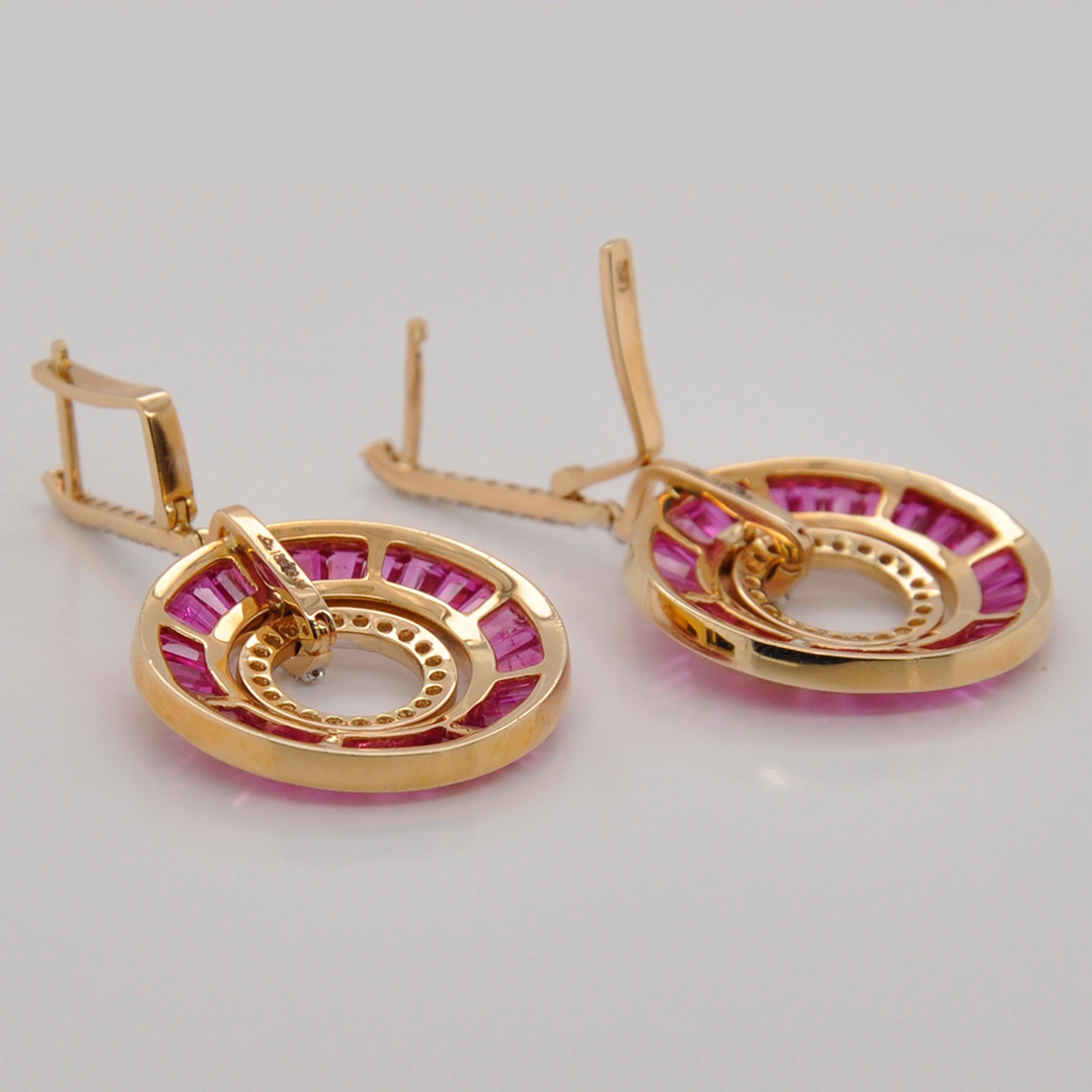 Orecchini a cerchio Art-Deco in oro 18 carati con baguette affusolate e diamanti di rubino in vendita 2
