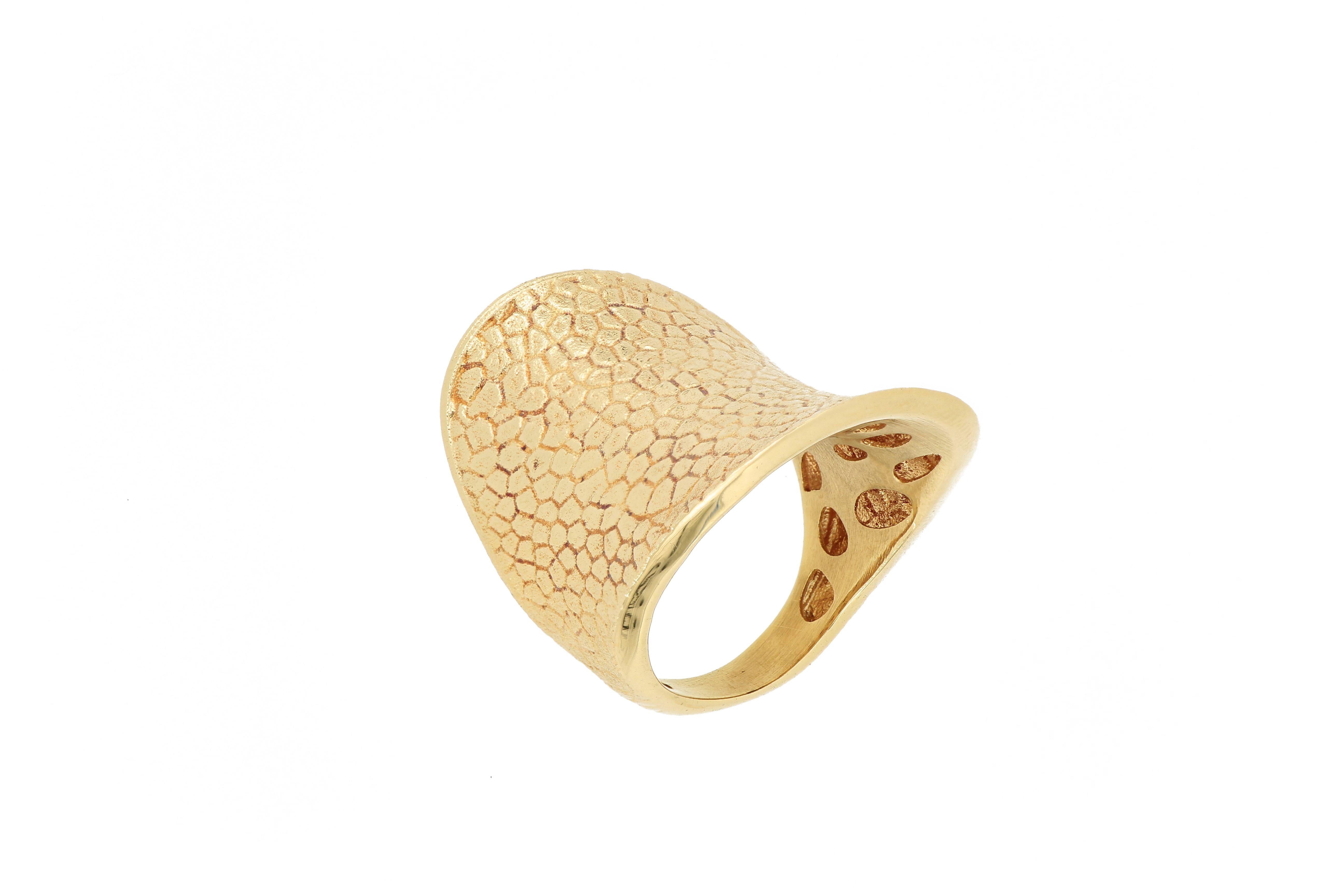 An elegant and classic ring made of 18 karat yellow gold, in a very unique saddle shape, designed and crafted in Italy.
The compnay is renowned for its high jewellery collections with fabulous designs. Our designs reflect the cultural and aesthetic