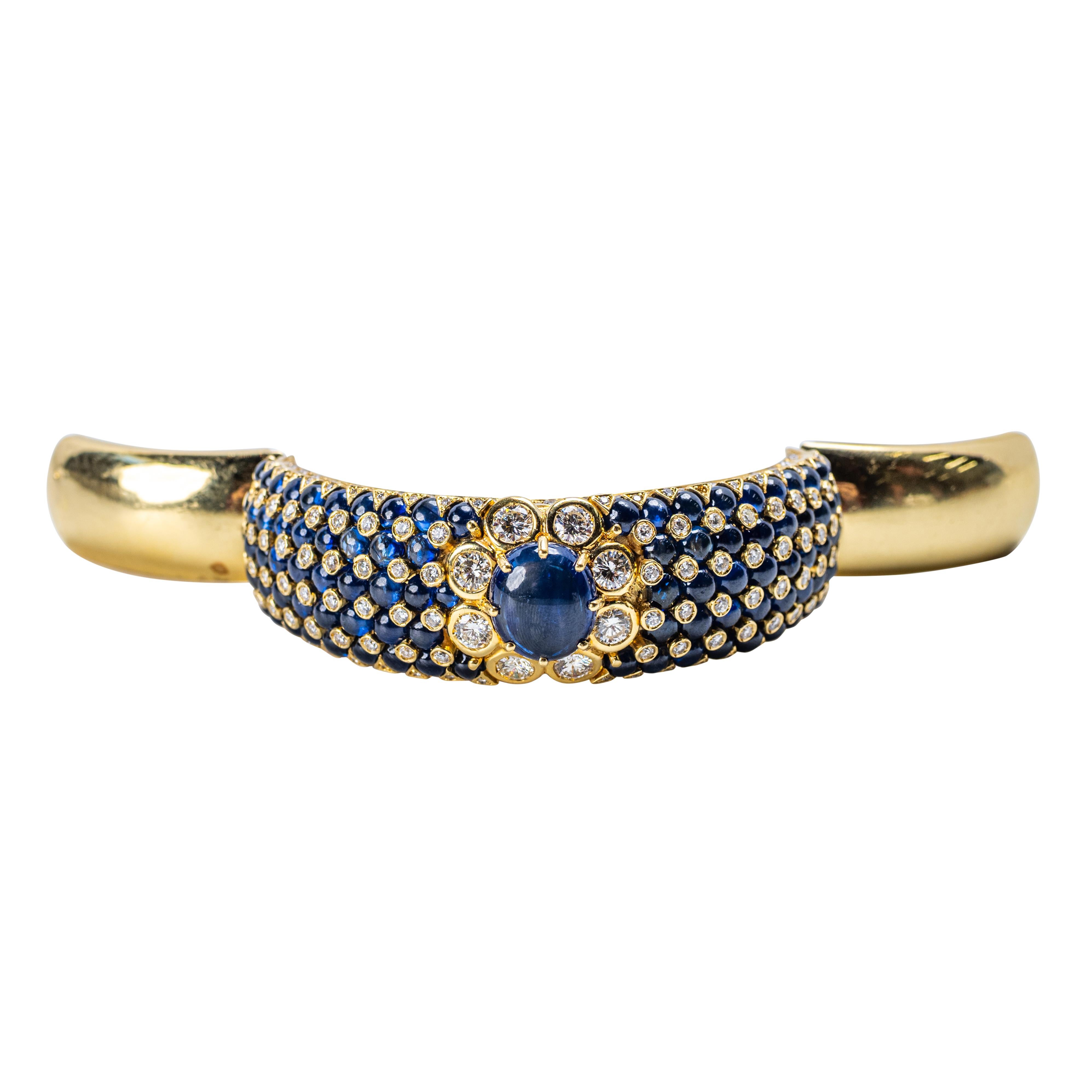 Eccezionale bracciale in oro 18 carati, zaffiro e diamanti

Questo bracciale con cerniera è realizzato in oro giallo 18 carati e brilla con circa 130 diamanti rotondi a taglio brillante (per un totale di 12,00 carati) e circa 85 zaffiri cabochon e a