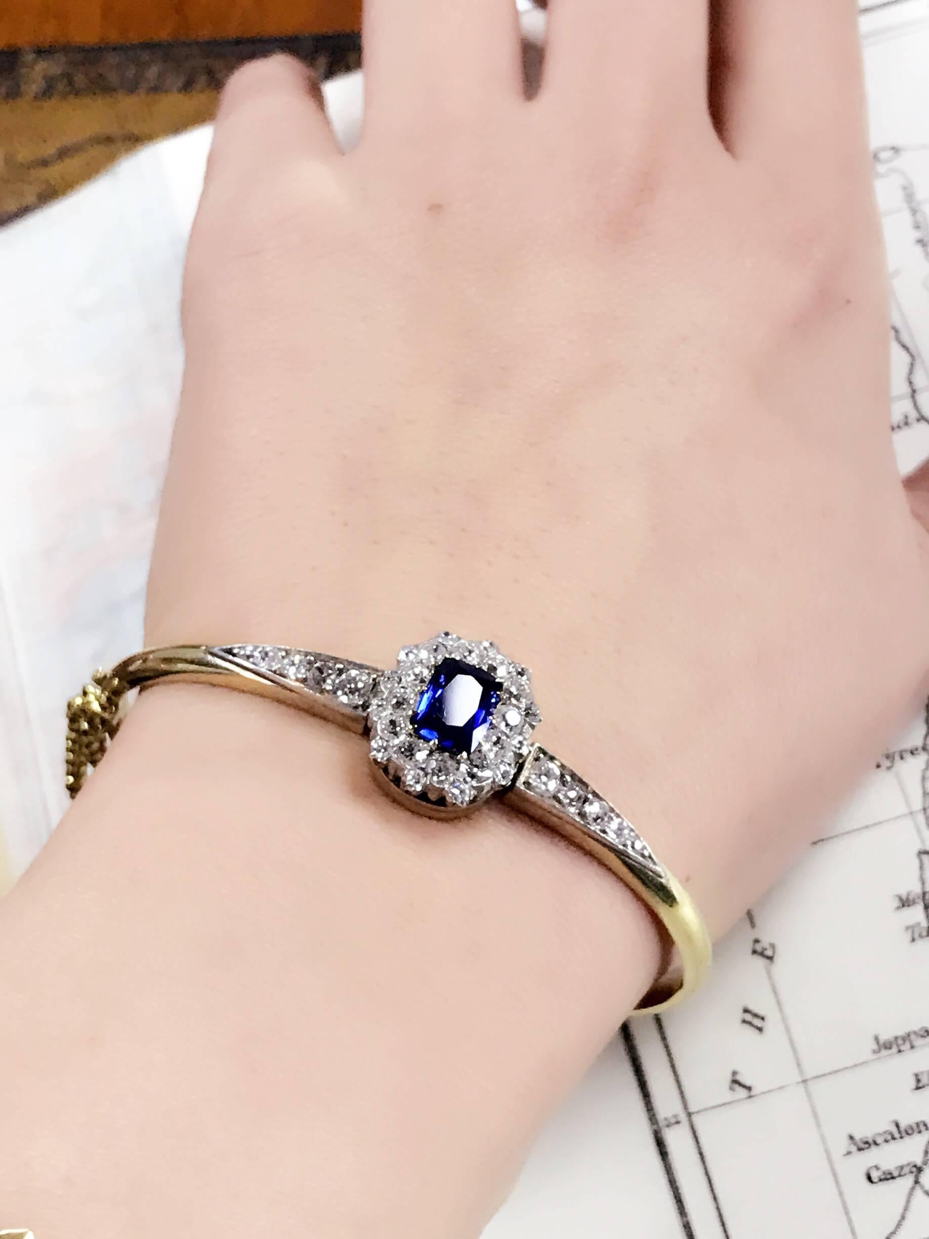 18 Karat Gold Blue Cushion Cut Sapphire WhiteDiamond Hinged Bangle Bracelet  For Sale 1