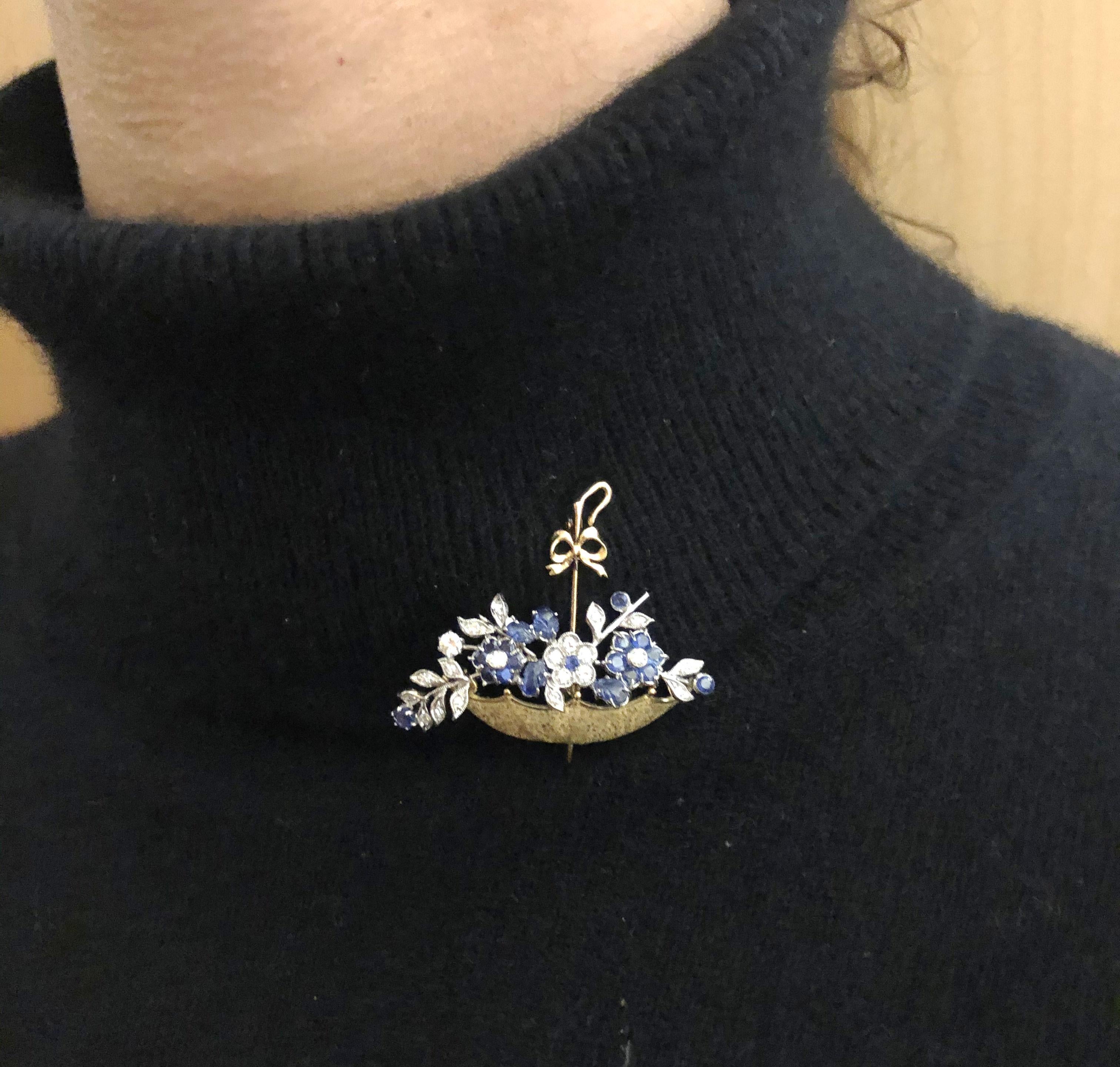 18 Karat Gold Sapphire and Diamond Umbrella Brooch In Good Condition For Sale In Palm Springs, CA