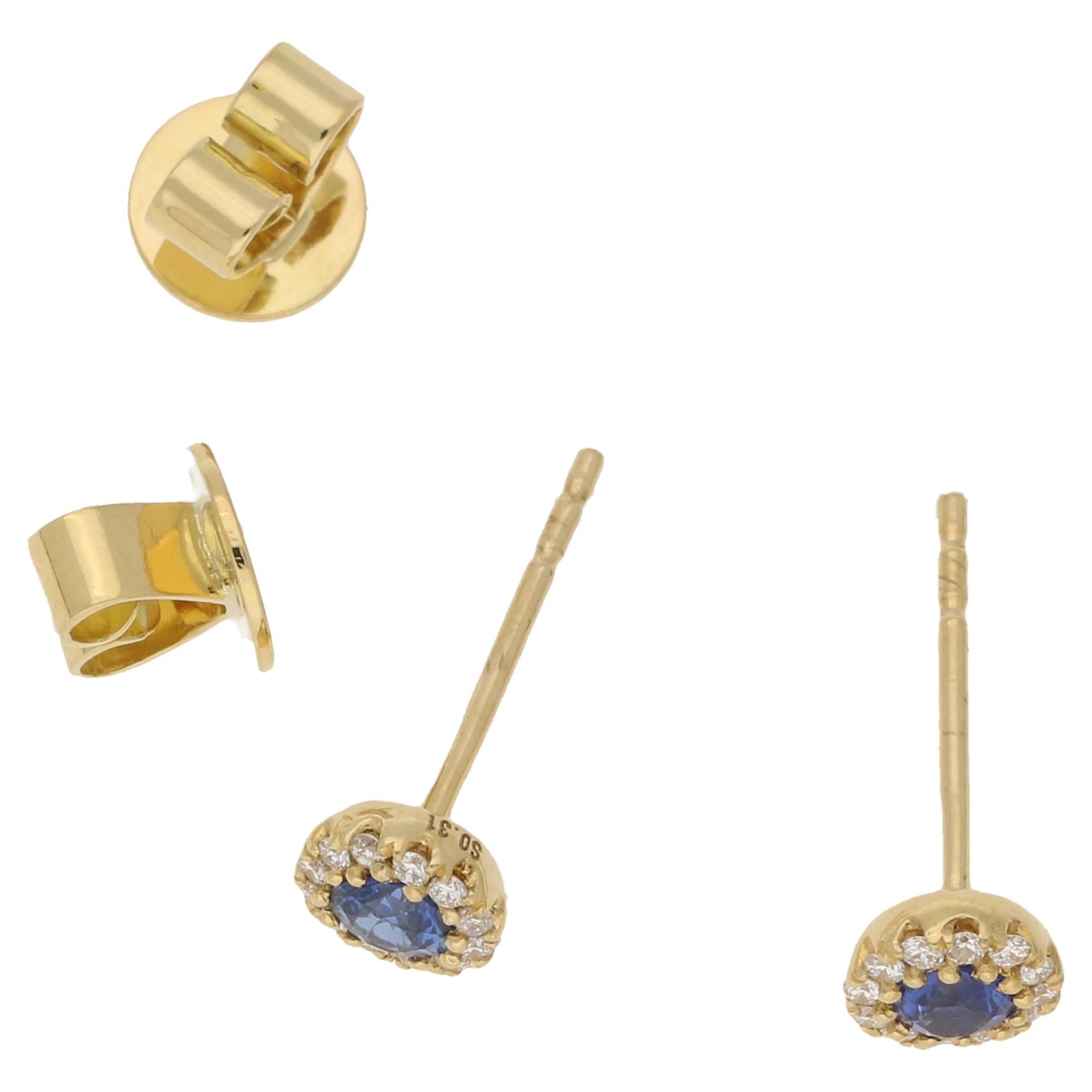 18 Karat Gold Sapphire Diamond Cluster Stud Earrings In New Condition In London, GB
