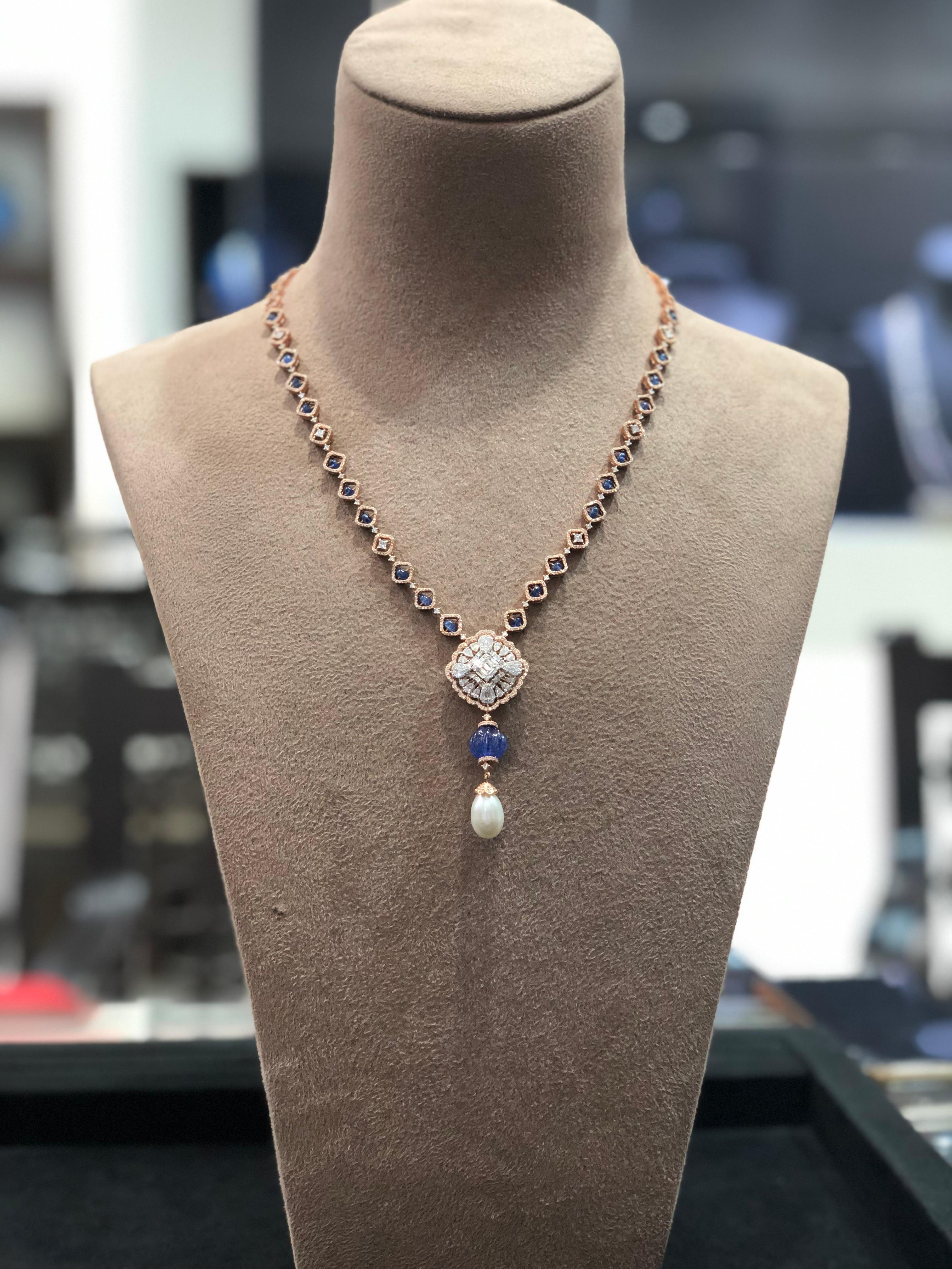 halskette aus 18 Karat Roségold, Saphiren, Tansaniten, Perlen und Diamanten.
Eine beeindruckende Halskette mit Diamanten und Edelsteinen für alle, die ihre Garderobe mit modernem, minimalistischem und geometrisch inspiriertem Schmuck aufwerten