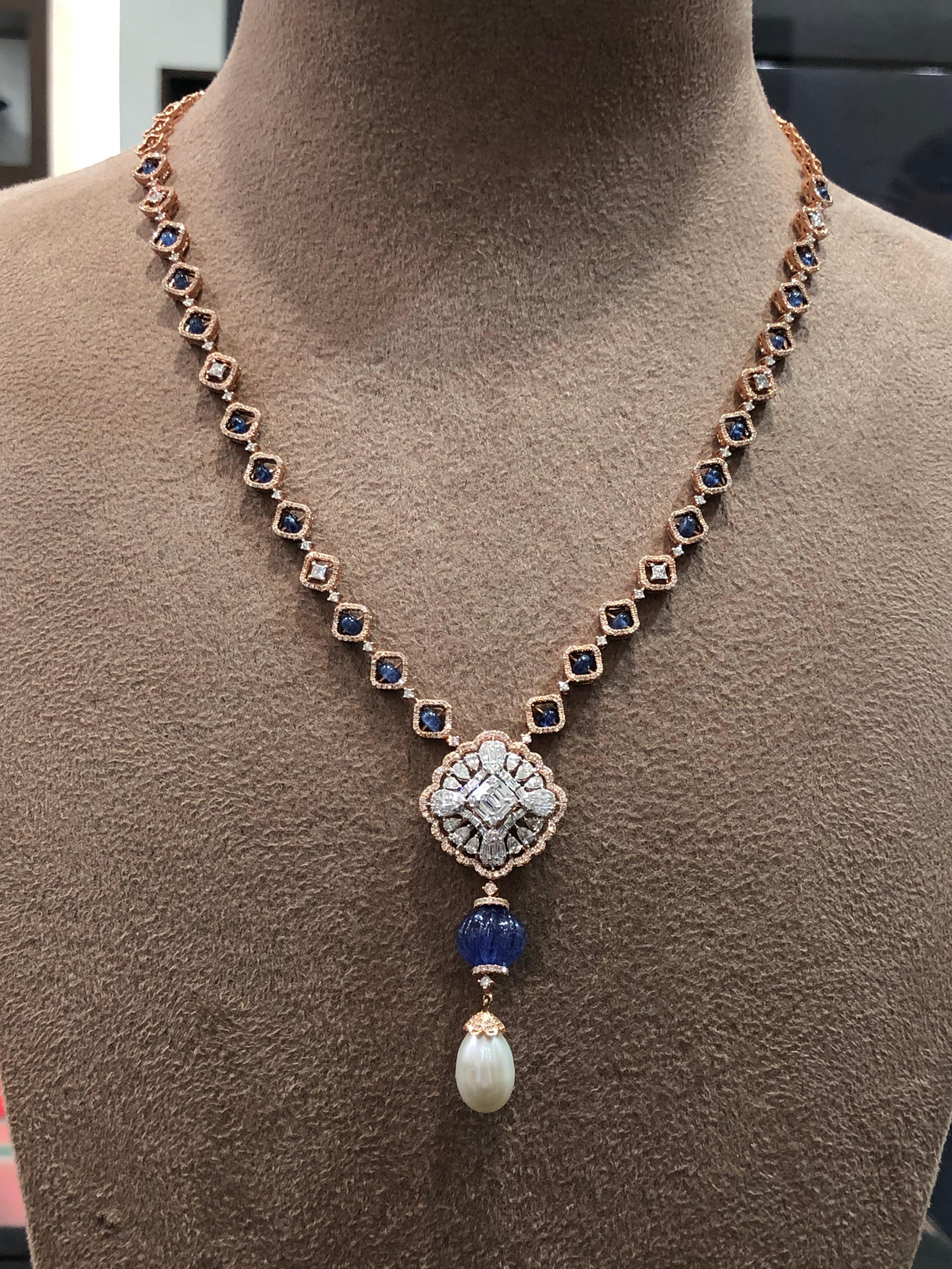 Kette aus 18 Karat Roségold mit Saphiren, Tansanit, Perlen und weißen Diamanten (Zeitgenössisch) im Angebot