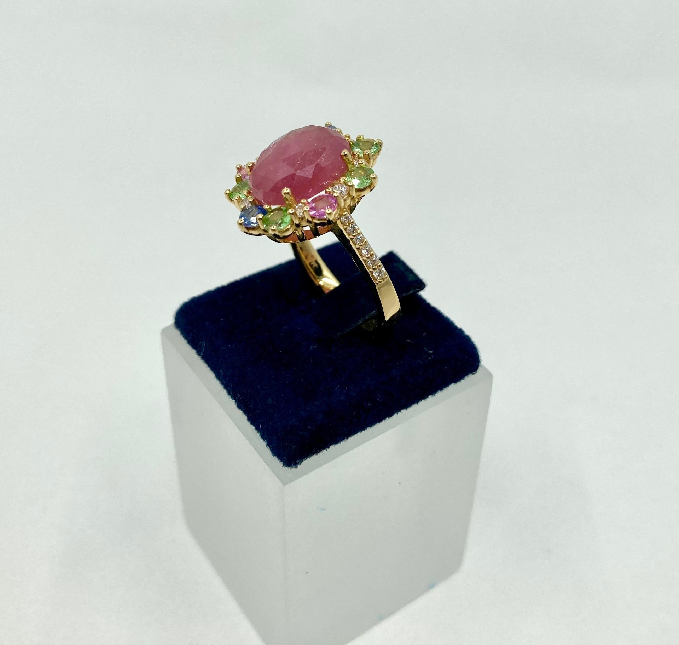 Timeless elengat Yellow Gold ring, with a Pink Slice Sapphire (12x12mm size) ct. 4.85, Blue and Pink Sapphires ct. 0.53, Tsavorite ct. 0.09 and Diamonds ct. 0.25, Made in Italy by Roberto Casarin. 

Size: 13,5 (6 1/4 USA)

Colorful and