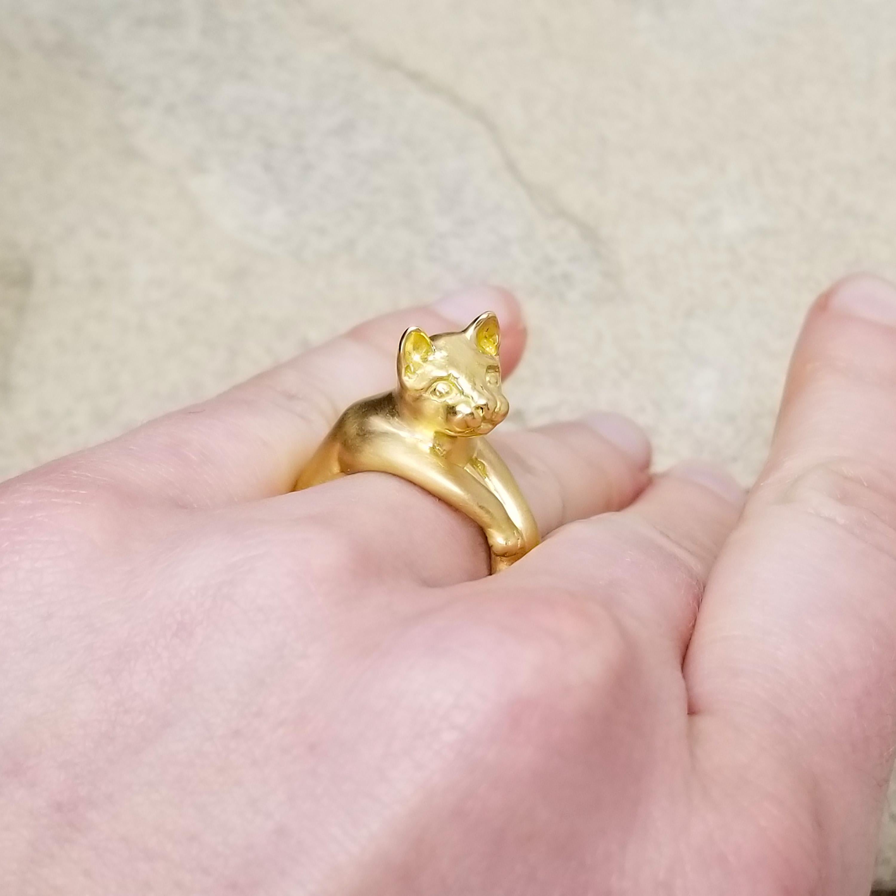 Diese bezaubernde Katze bringt die Herzen aller Katzenliebhaber zum Schmelzen. Diese wunderschön detaillierte und prächtig gearbeitete Katzenskulptur wickelt sich perfekt und bequem um Ihren Finger, mit einem neugierigen Gesicht, das sich auf Ihre