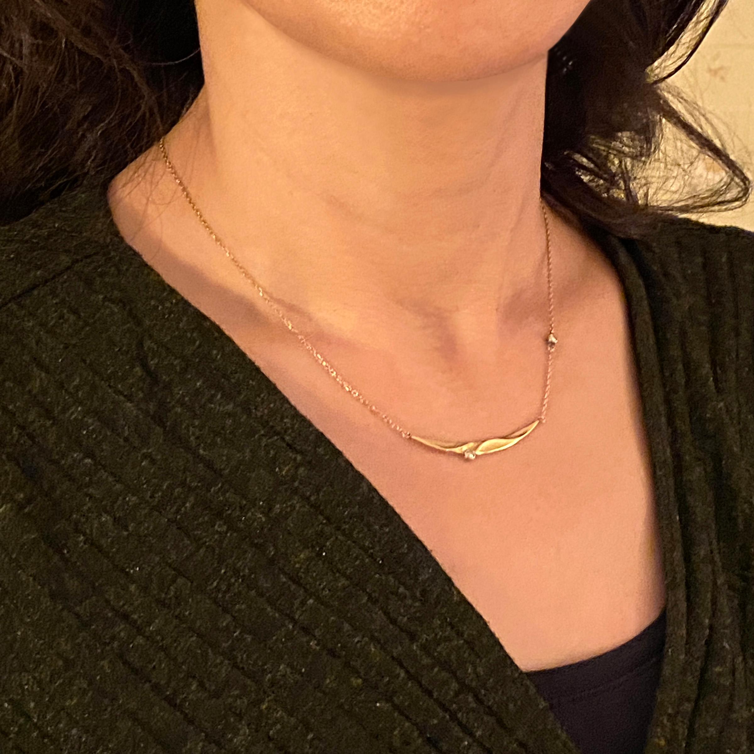 Taglio brillante Collana Seaside in oro 18 carati con accenti di diamante e catena regolabile in vendita