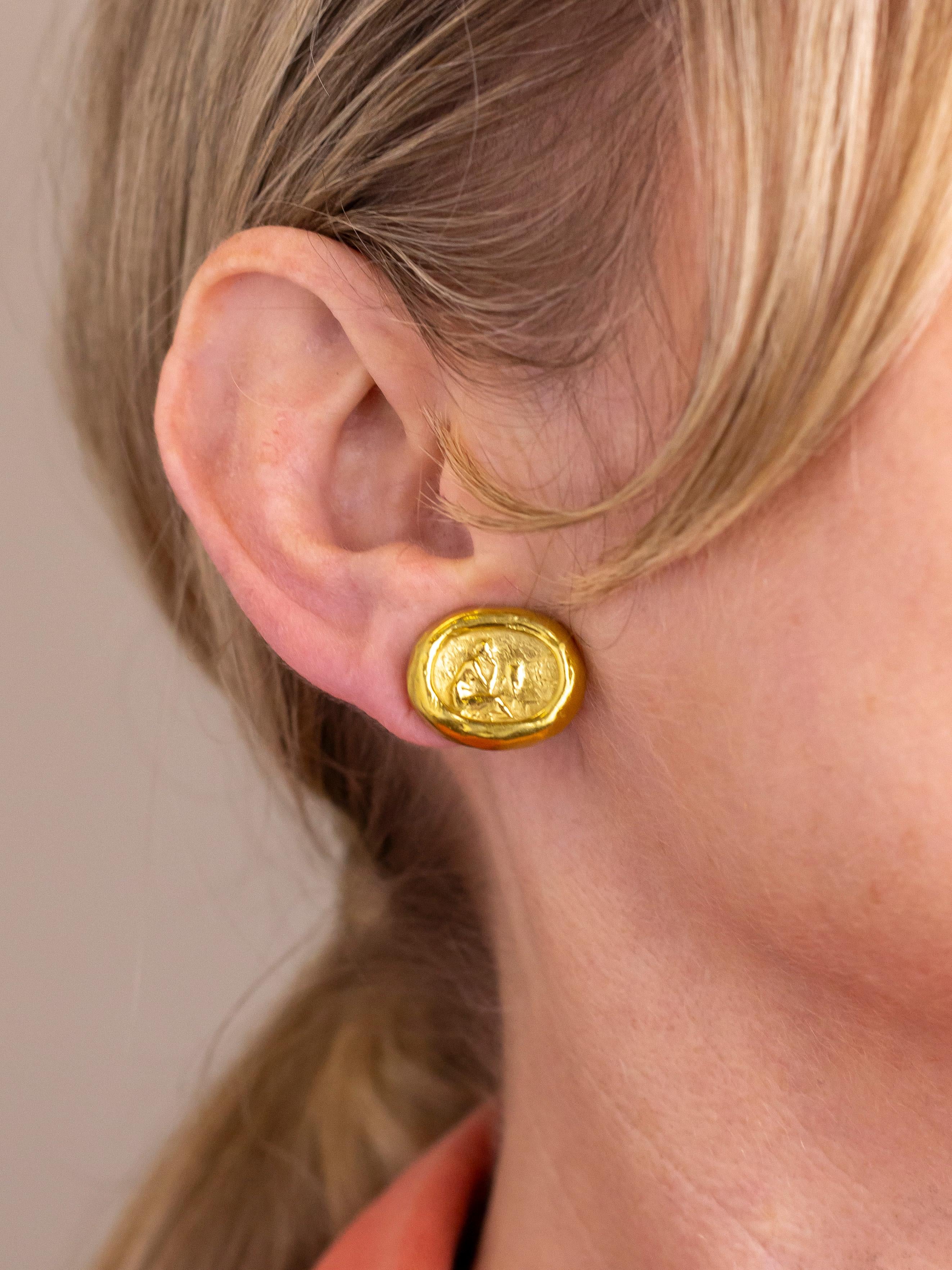This pair of buttery 18 karat yellow gold ear clips were manufactured by American jeweller, Seidengang. The firm was founded by two women, Carol Seiden and Carolyn Gang who combined their surnames for the title of the company. Often referencing