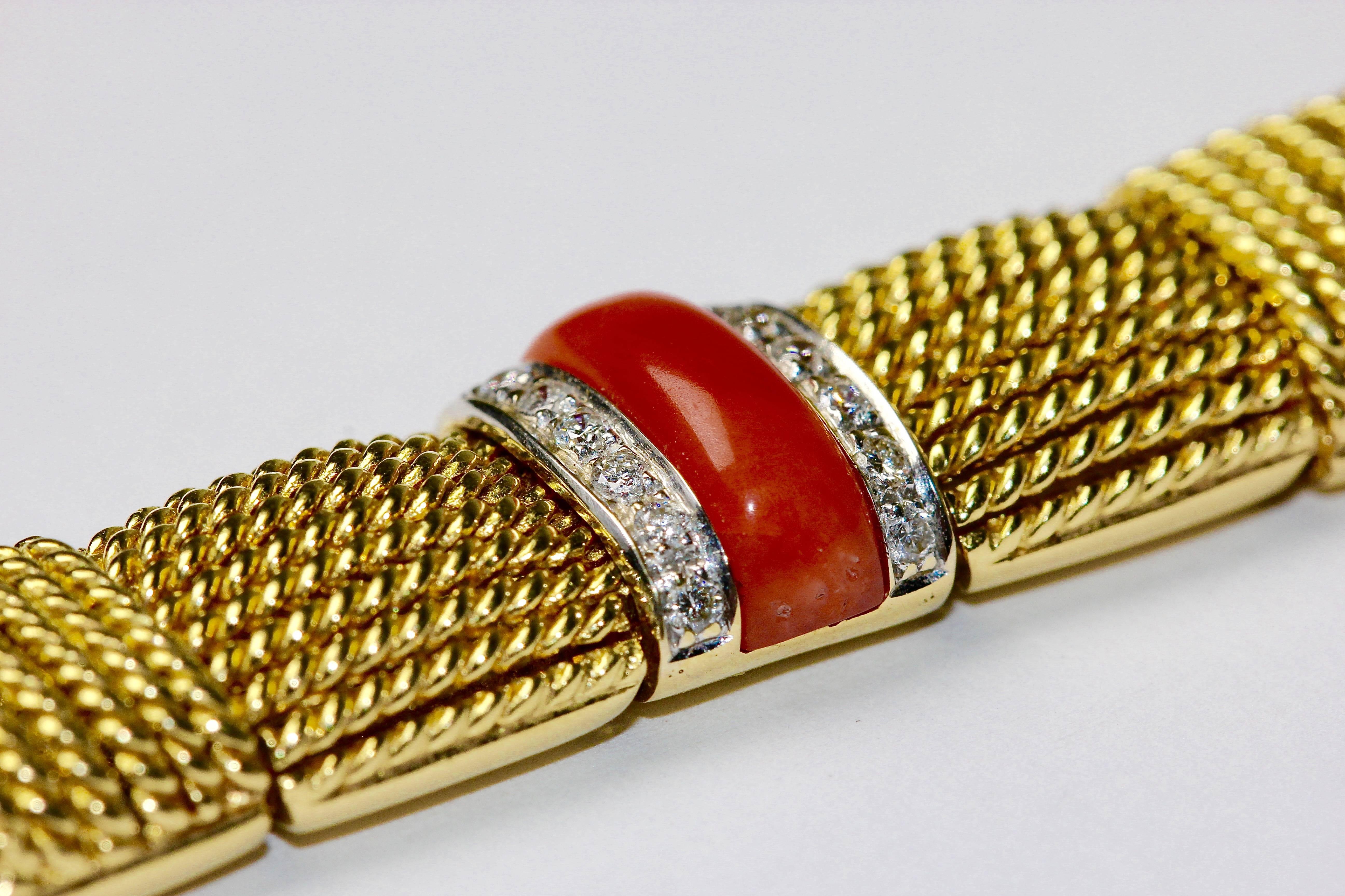 Art Deco 18 Karat Gold Set of Bracelet, Ring and Earclips with Salmon Corals and Diamonds