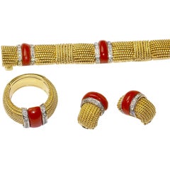 Retro 18 Karat Gold Set of Bracelet, Ring and Earclips with Salmon Corals and Diamonds