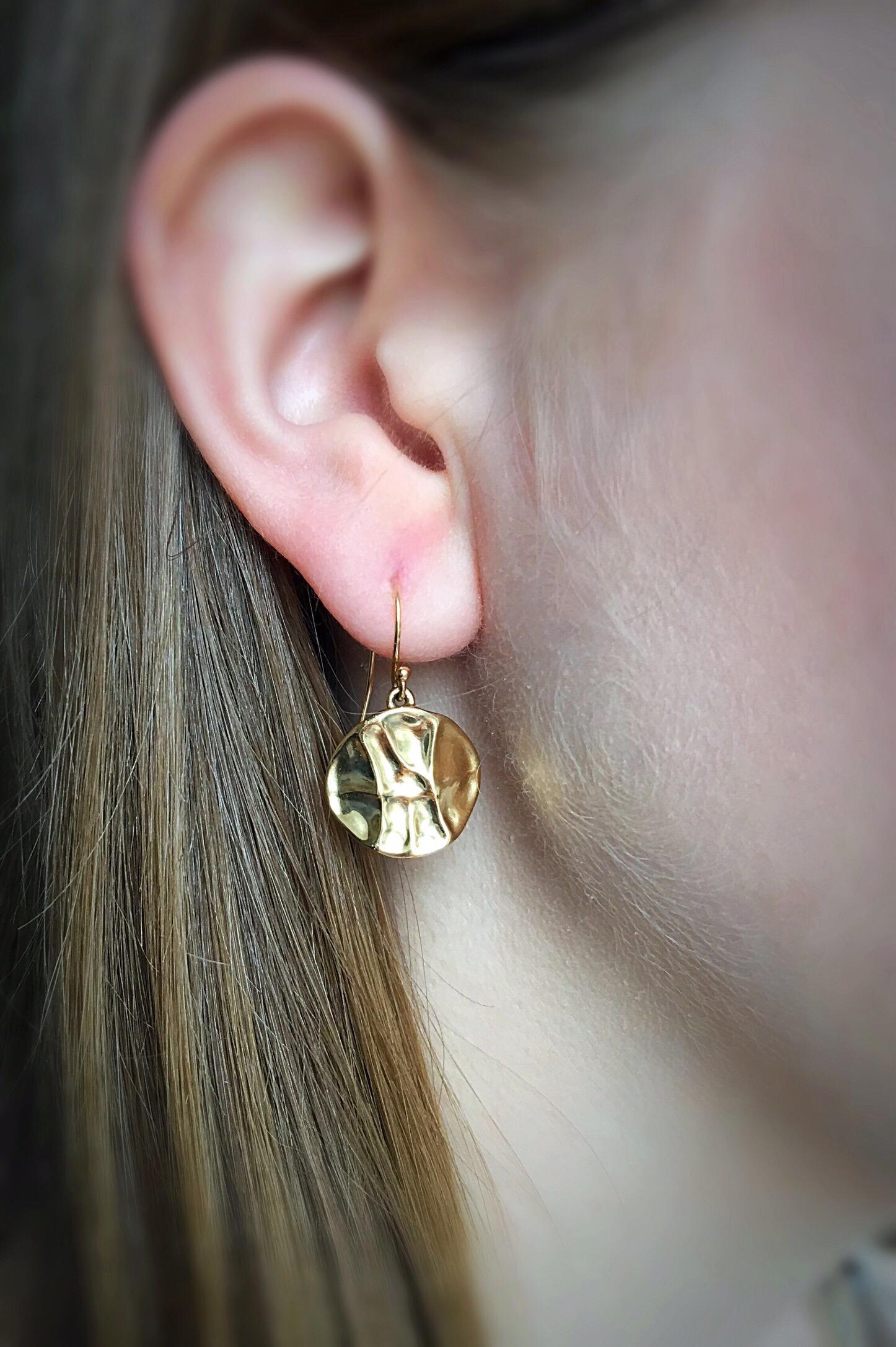 18 Karat Gold Schild-Tropfen-Ohrringe im Zustand „Neu“ im Angebot in Boston, MA
