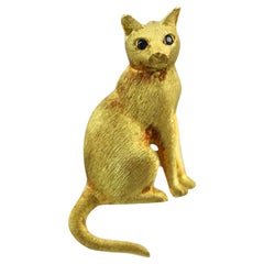 Retro 18 Karat Gold Sitting House Cat Lapel Pin with Blue Sapphire Eyes 17.3 Grams