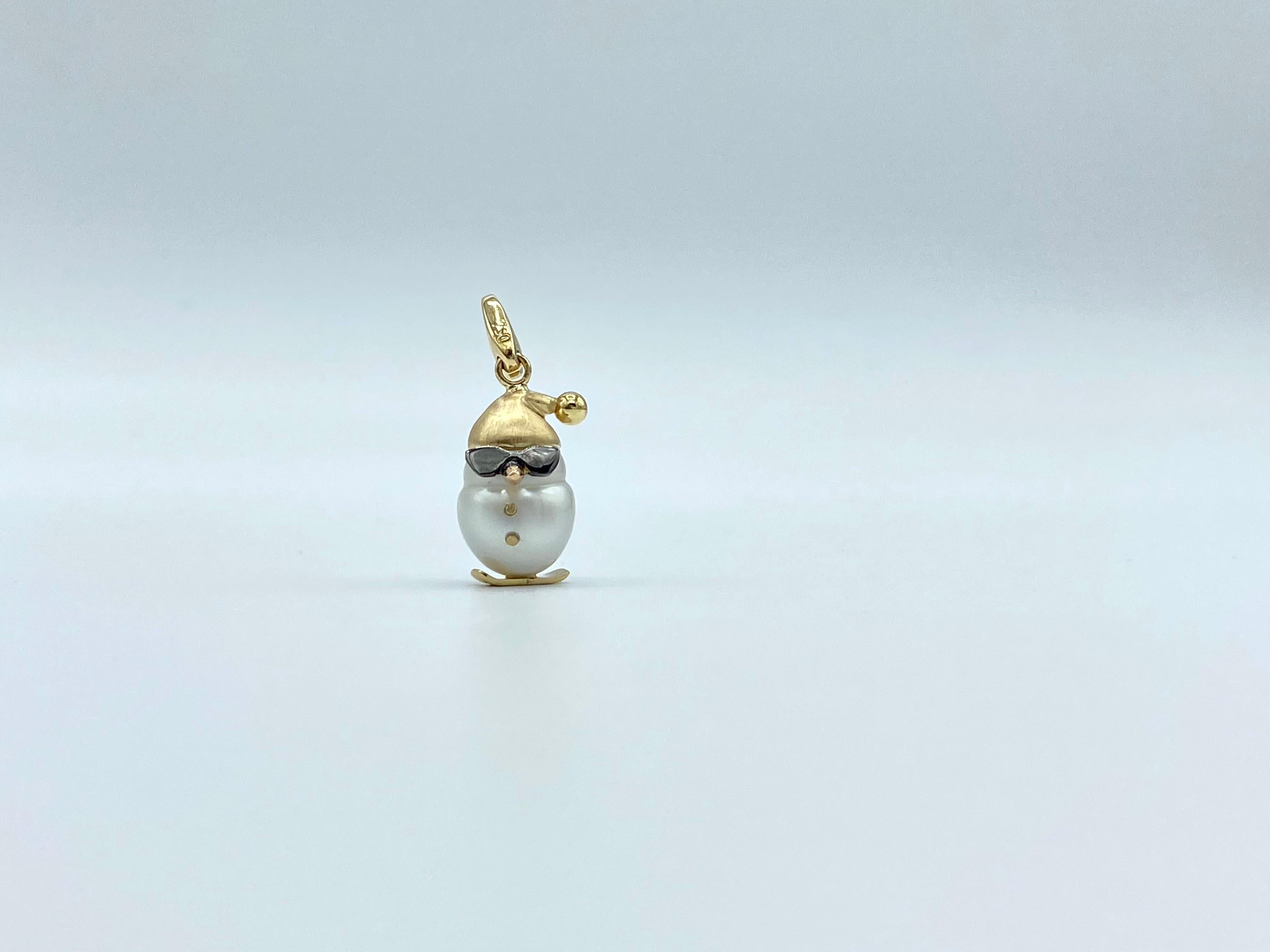 18 Karat Gold Skier Snowman Black Diamond Pearl Pin Brooch

It's time to make a snowman!

I wanted to create for the winter time a pendant with an Australian pearl.
Its special shape inspired me to create a snowman with snowboard. He wears a gold