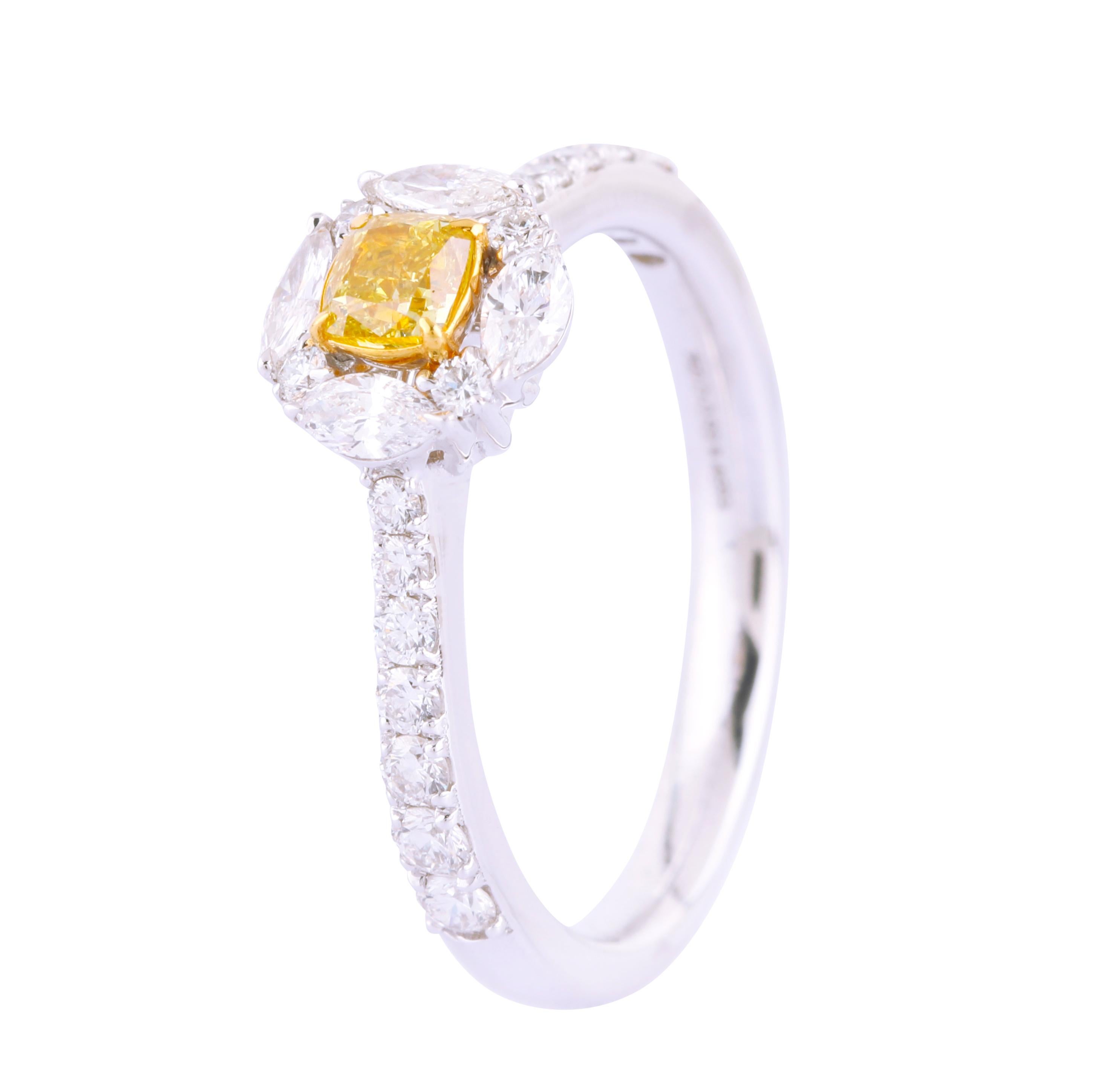 18 Karat Gold Solitaire Fancy Yellow and White Diamond Ring In New Condition For Sale In Jaipur, IN