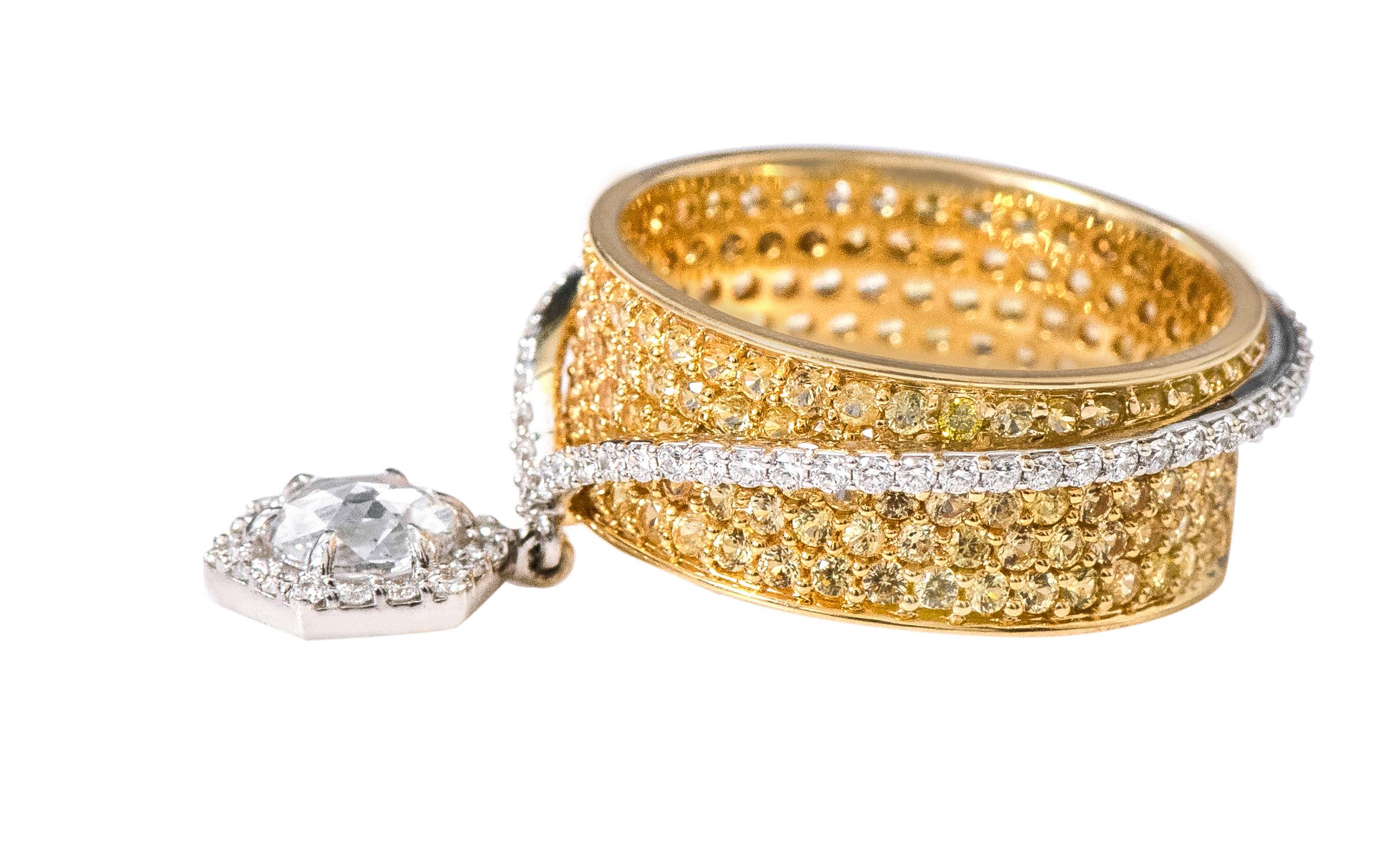 18 Karat Gold Solitär Diamant im Rosenschliff und gelber Saphir Solitär Fashion Ring

Dieses raffinierte Band aus lebendigem gelbem Saphir und Diamanten ist elegant. Die 5 Reihen perfekt platzierter runder gelber Saphire in Pflastertechnik bilden