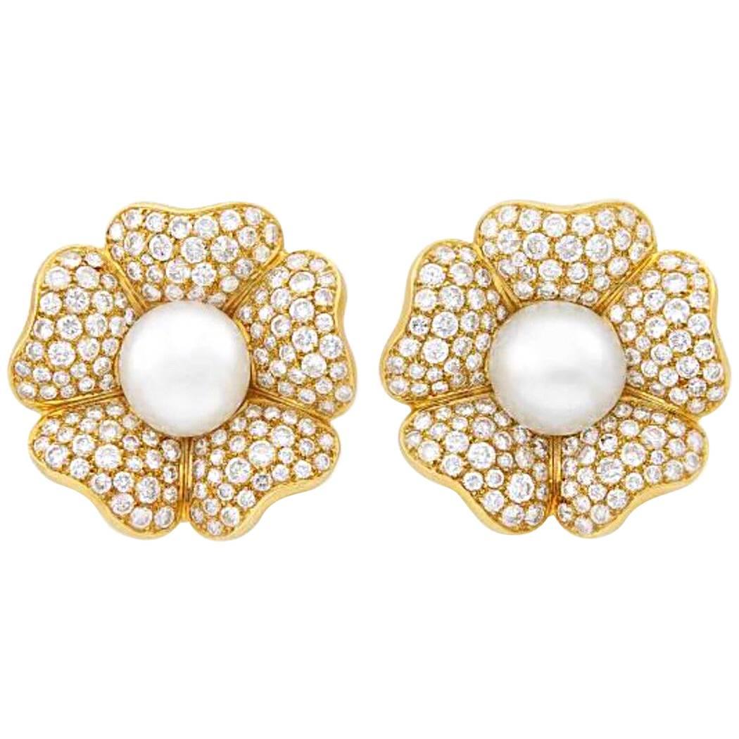 18 Karat Yellow Gold Ladies ClipOn Earrings with South Sea Pearls and