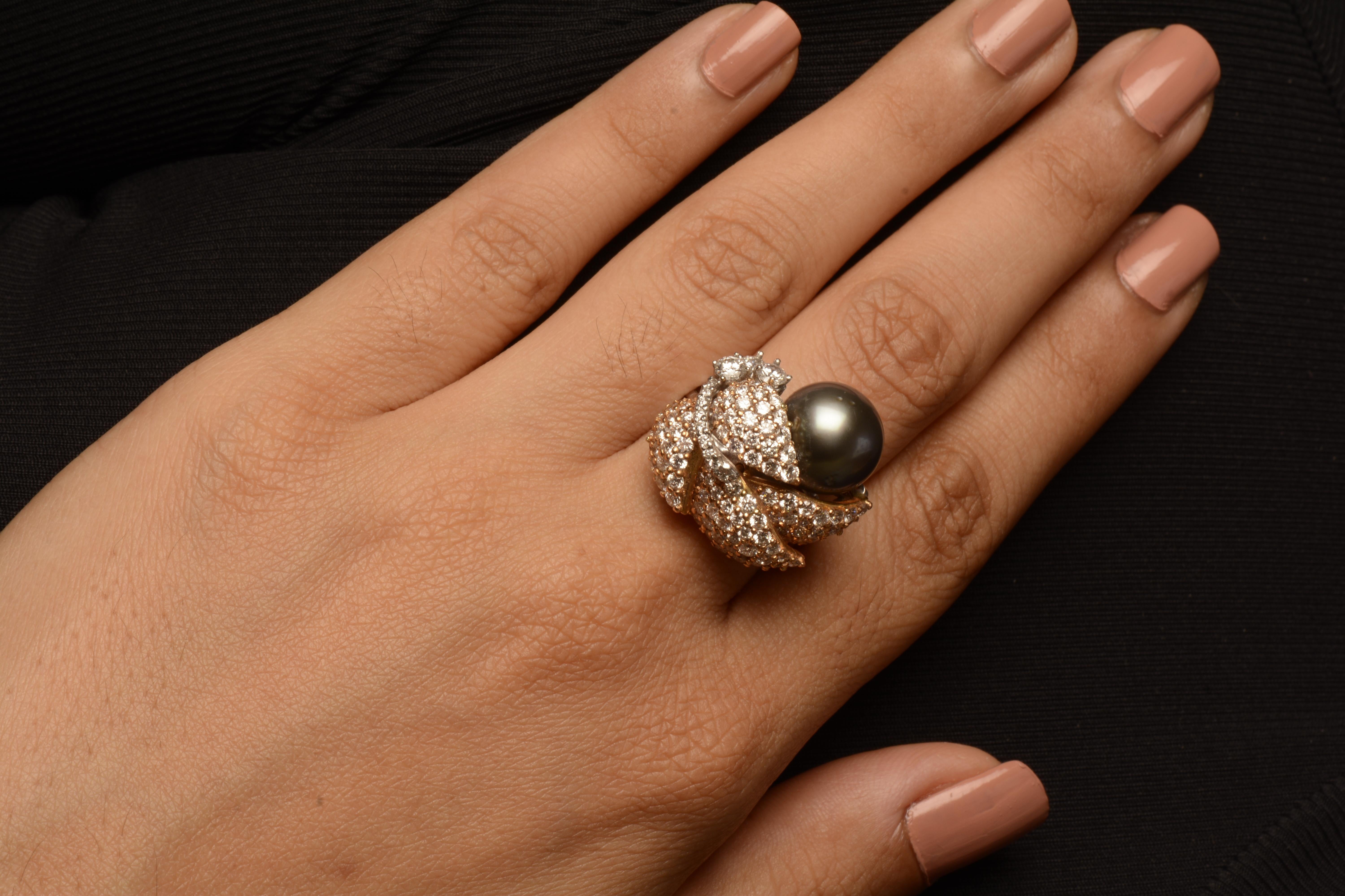 18 Karat Gold South Sea Pearl Diamond Cocktail Ring In Excellent Condition For Sale In Mumbai, IN