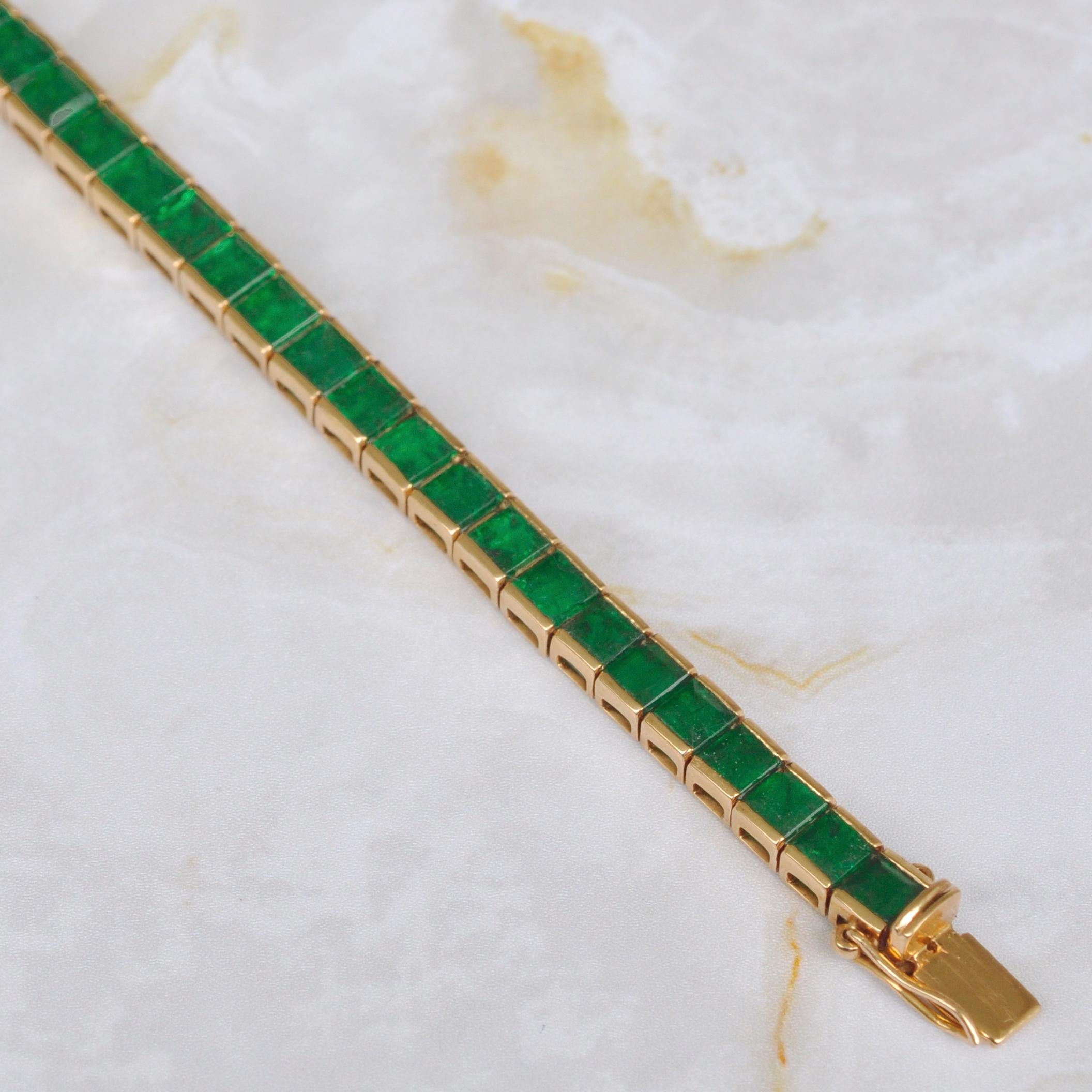 18 Karat Gold Quadratisches brasilianisches Smaragd Tennis-Armband im Zustand „Neu“ im Angebot in Jaipur, Rajasthan