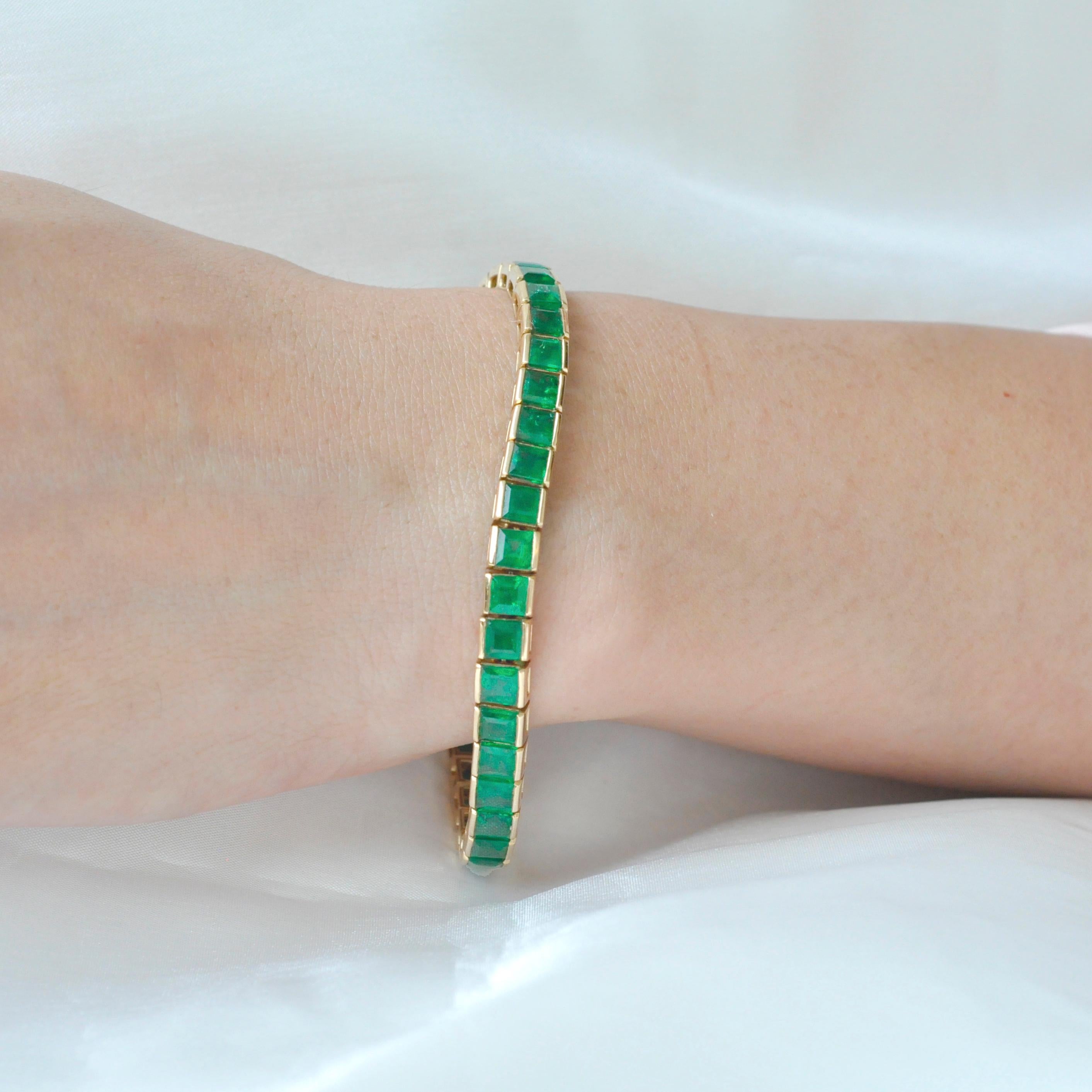 Dies ist ein elegantes brasilianisches Smaragd-Tennisarmband mit 51 quadratischen Smaragden von 12,40 Karat in einer schönen Kanalfassung. Brasilianische Smaragde sind international für ihre prächtige, leuchtend grüne Farbe bekannt. Dieses Armband