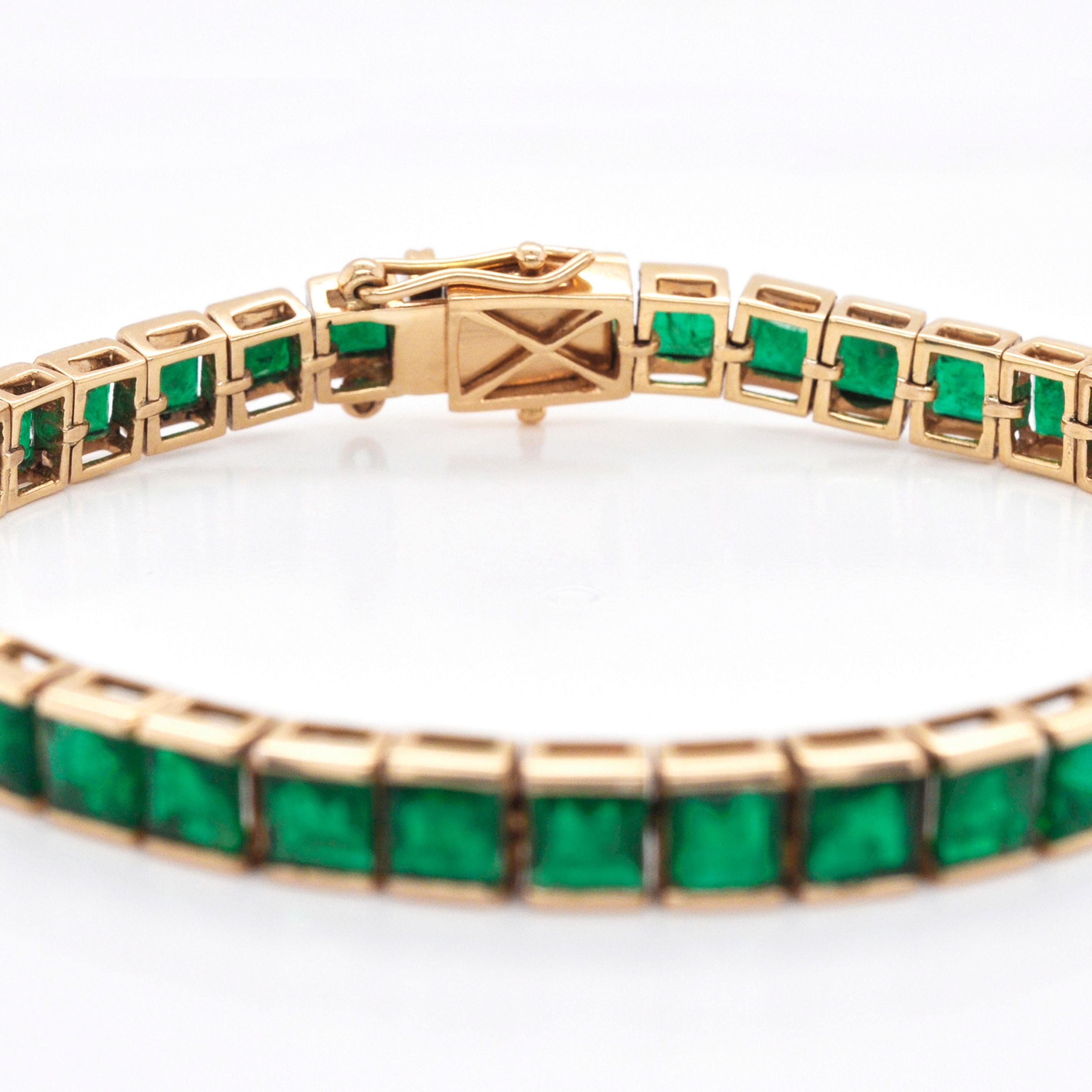 18 Karat Gold Square Brazilian Emerald Tennis Line Bracelet In New Condition For Sale In Jaipur, Rajasthan