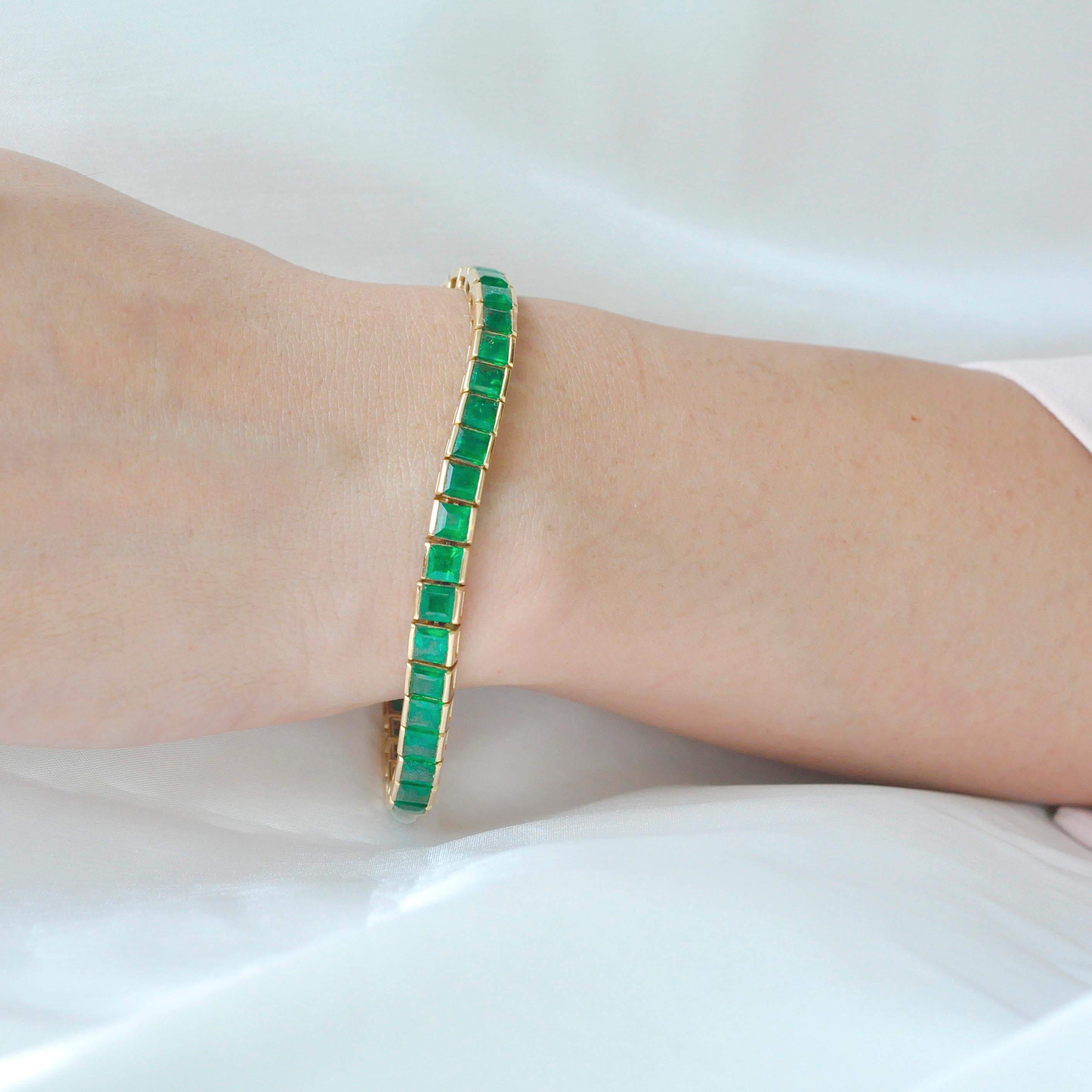 18 Karat Gold Quadratisches brasilianisches Smaragd Tennis-Armband (Smaragdschliff) im Angebot