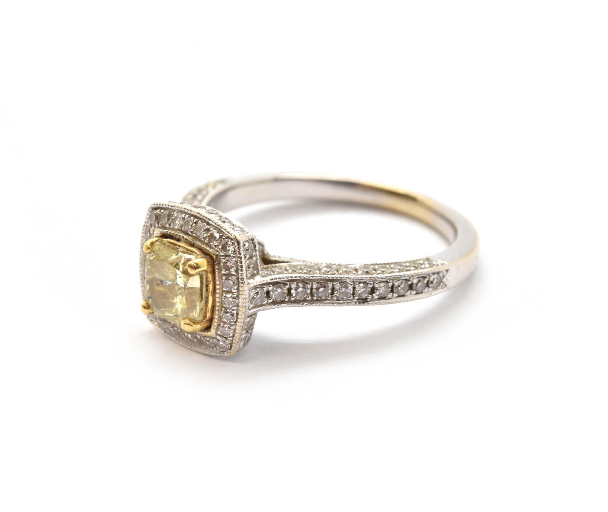 Designer : design personnalisé
Matériau : or blanc 18k
GIA Cert # : 1152211163
Pierre centrale : taille rayonnante jaune fantaisie, poids de 0,77 carat
Couleur : jaune fantaisie
Clarté : I1
Diamants : 122 diamants ronds de taille brillant = poids de