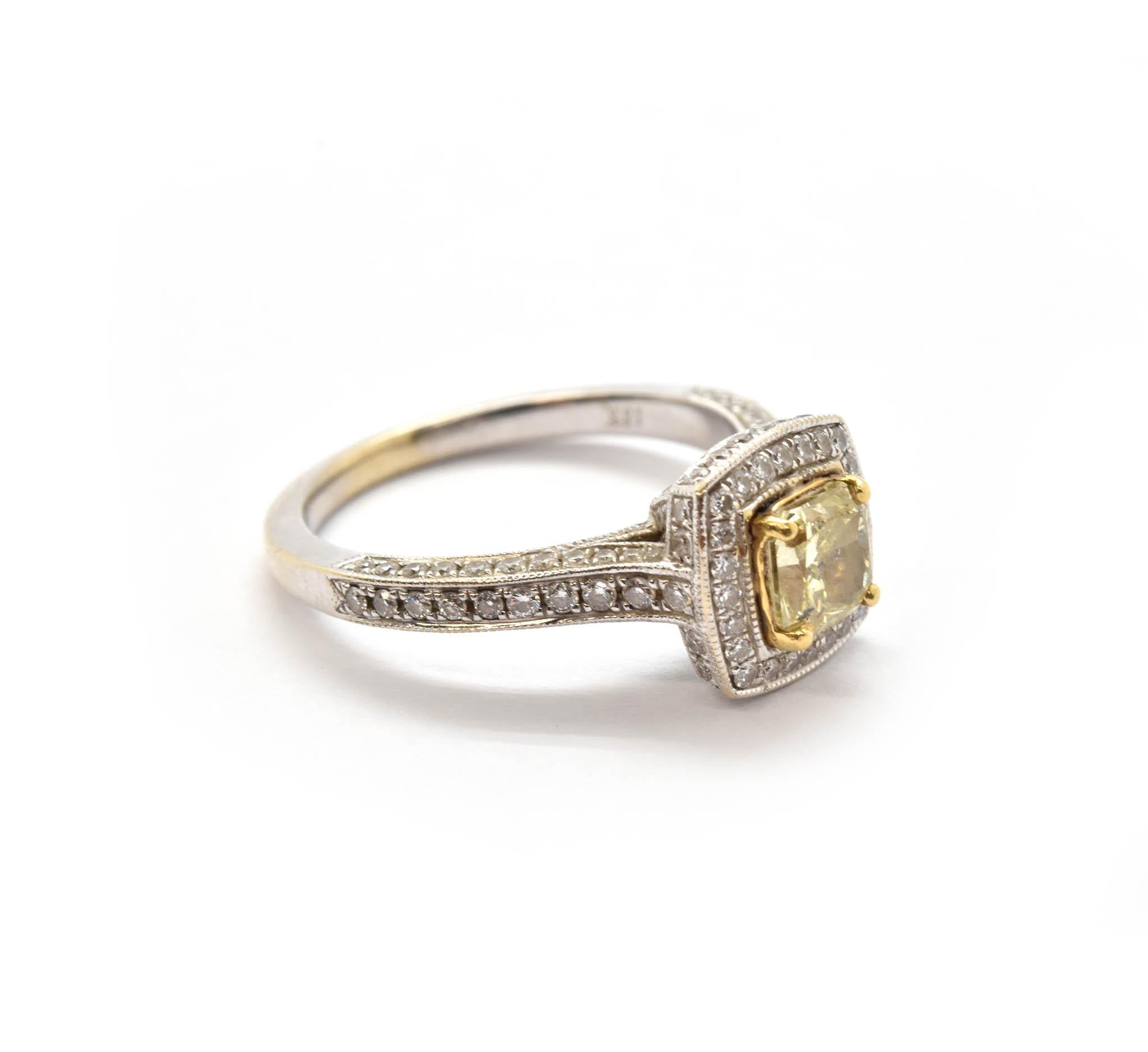 Bague de fiançailles en or 18 carats avec diamant jaune fantaisie carré brillant de 0,77 carat Excellent état - En vente à Scottsdale, AZ