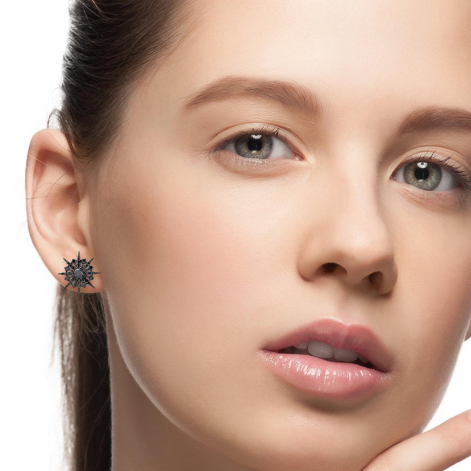 Realizzati in oro 18 carati, questi orecchini a perno sono incastonati a mano con .98 carati di diamanti neri.

SEGUI  Visita la vetrina di Meghna Jewels per vedere l'ultima collezione e i pezzi esclusivi.  Meghna Jewels è orgogliosamente