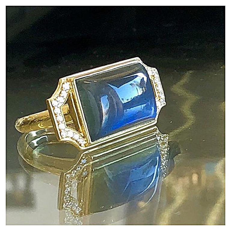 Cabochon 18 Karat Gold Statement Ring with Labradorite and Diamonds For Sale