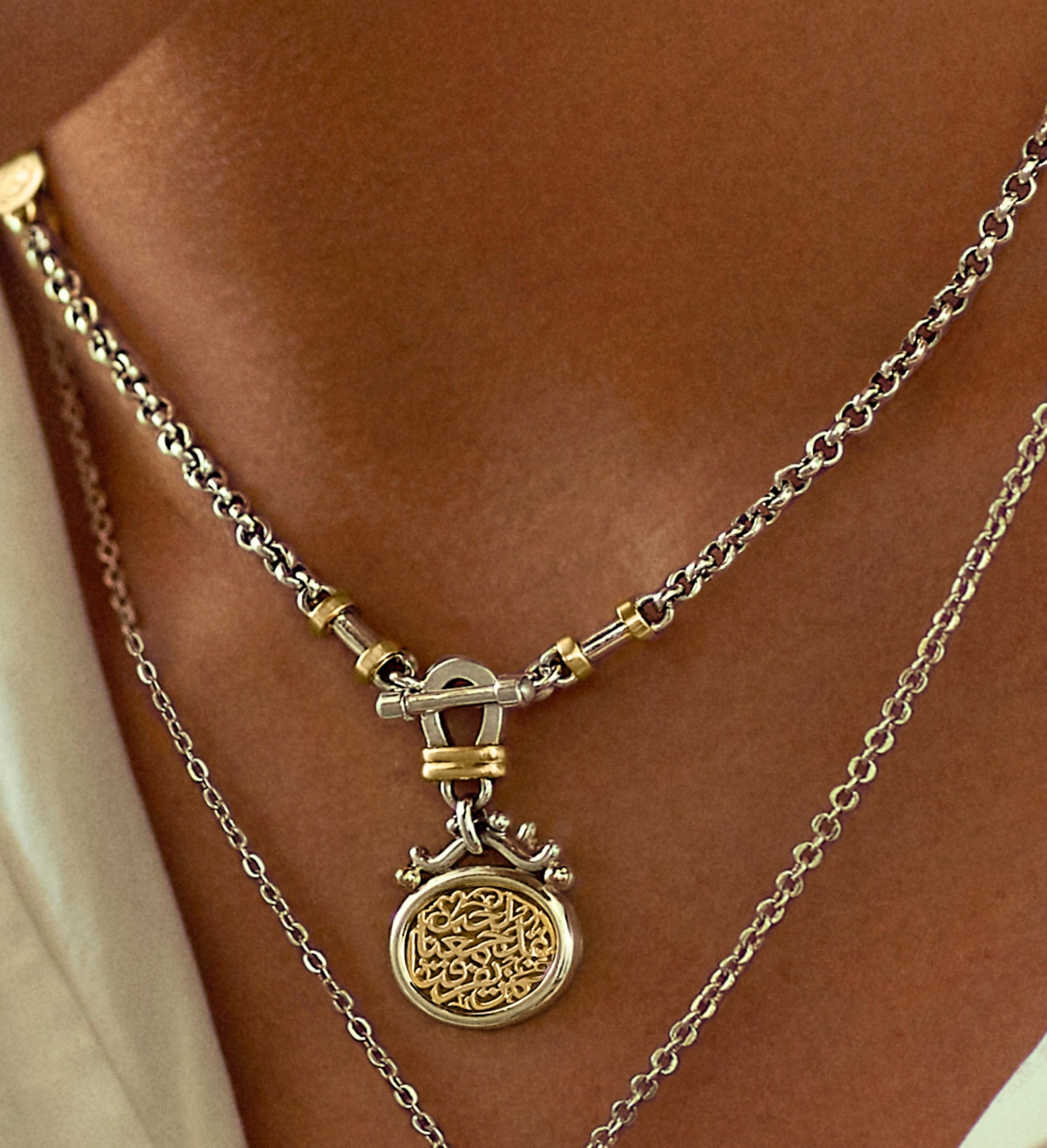 18 Karat Gold Sterlingsilber und Granat T-Lock Kalligraphie-Halskette (Zeitgenössisch) im Angebot