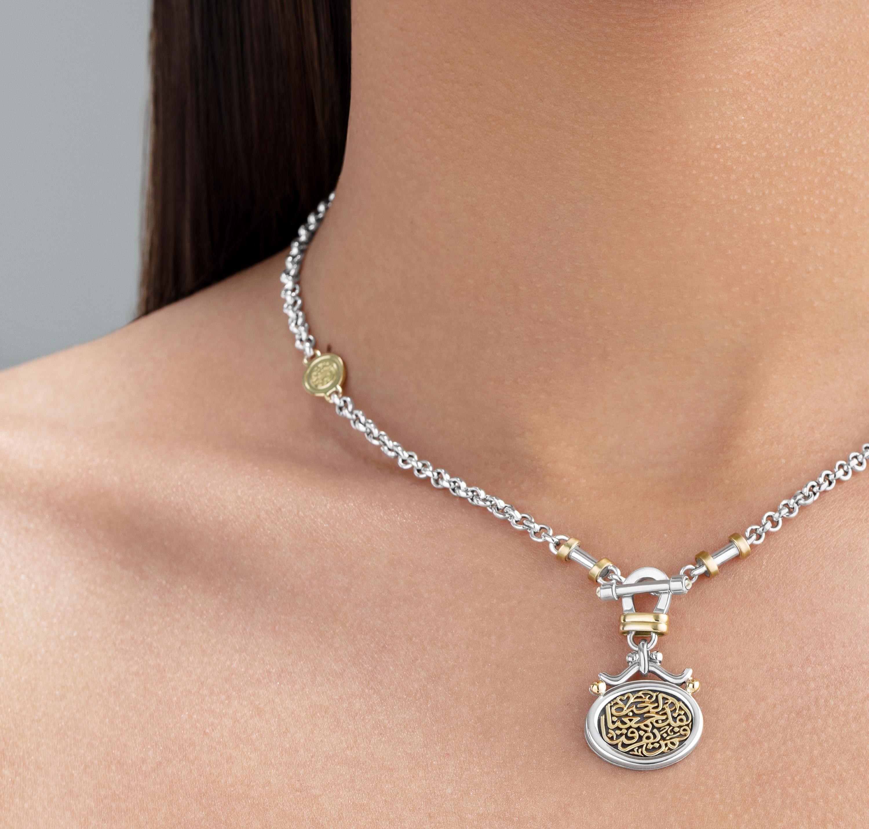 18 Karat Gold Sterlingsilber und Granat T-Lock Kalligraphie-Halskette im Zustand „Neu“ im Angebot in London, GB