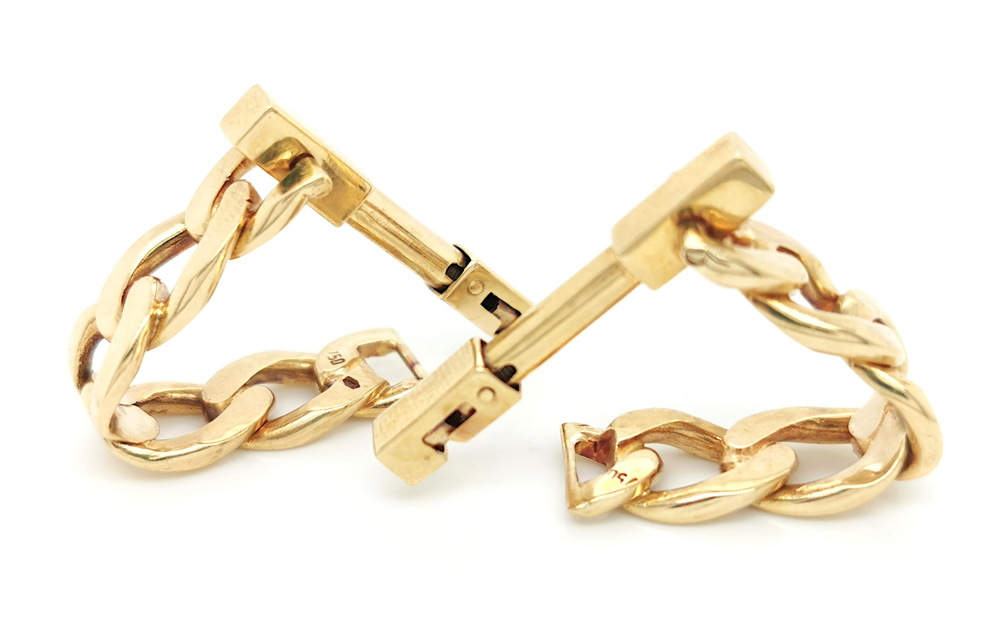 A pair of gold, flattened curb chain, stirrup cufflinks, mounted in 18ct gold, with sprung fittings, made in Italy with 750 and 1216AL Italian marks for Barbieri Fratelli, circa 1968.

Barbieri Fratelli, founded by Walter Barbieri, in 1963, is a